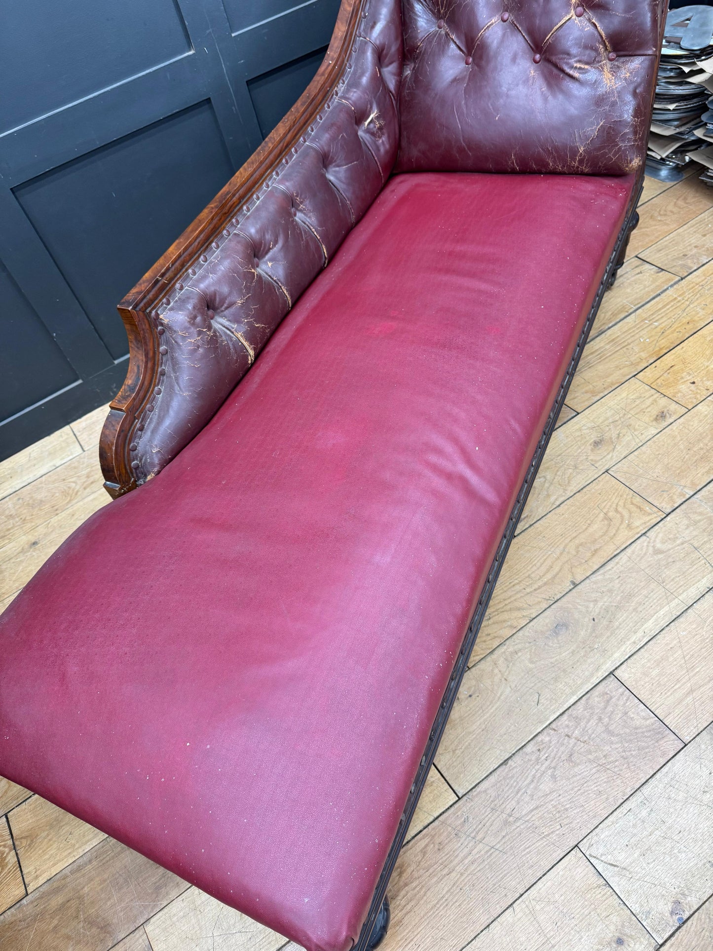 Victorian Mahogany Chaise Longue Day Bed Sofa Antique Carved Frame on Castors