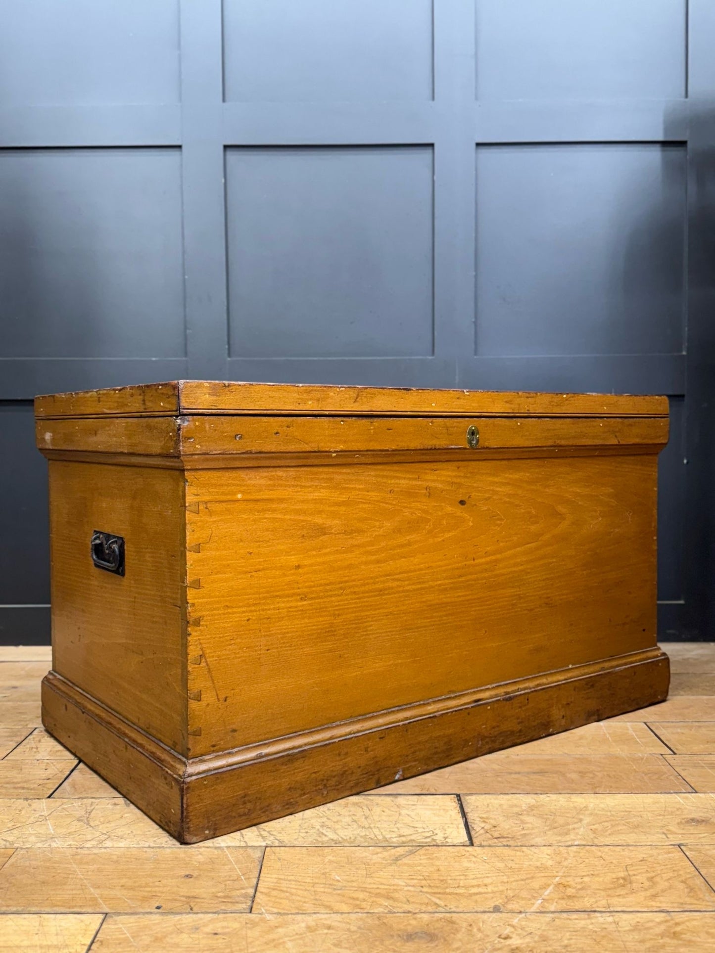 Antique Cedar Trunk Chest / Storage Blanket Tool Shoe Box / Coffee Table