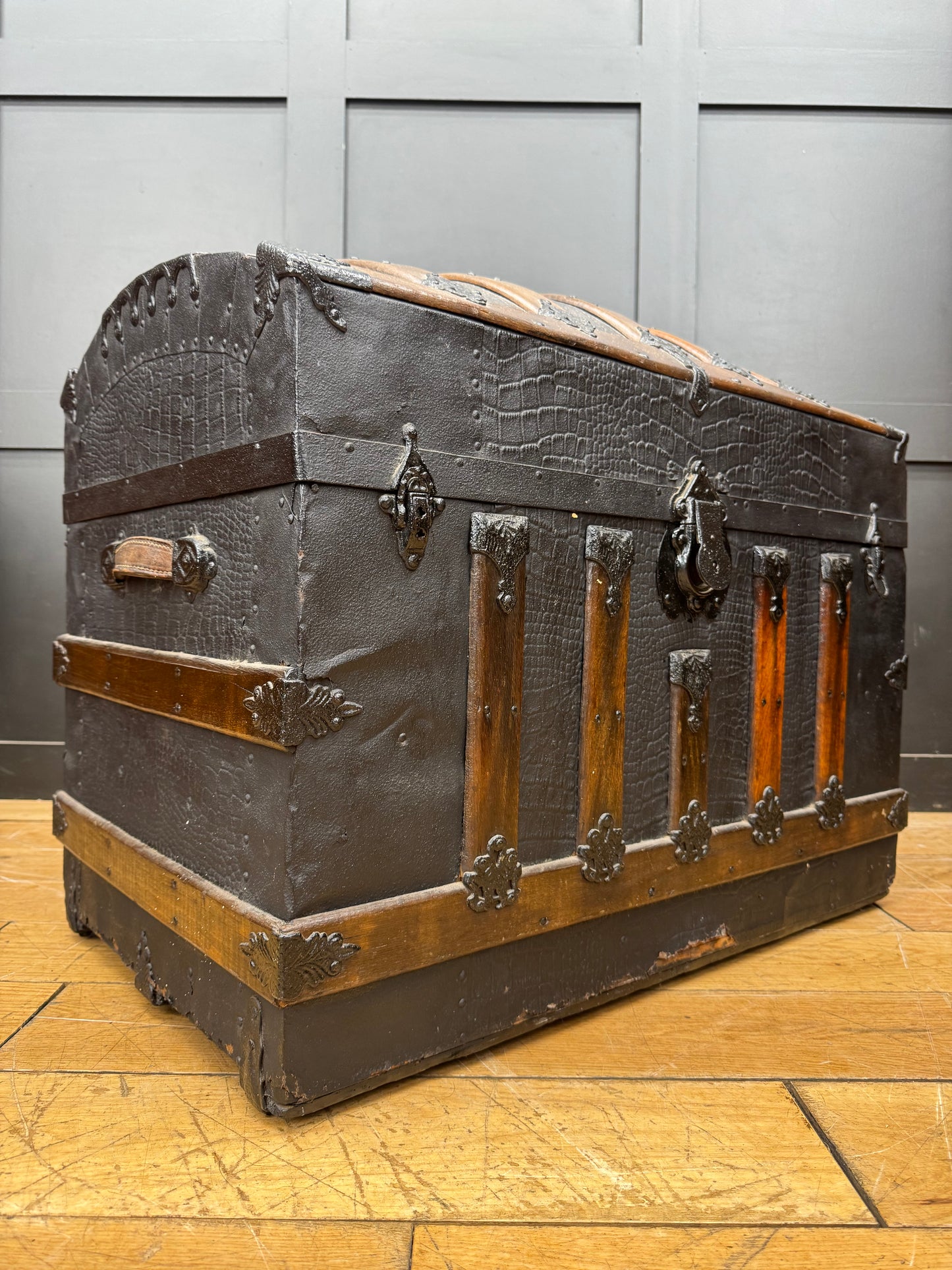 Antique Chest Trunk / Travelling Chest /Domed Top / Blanket Box / Sideboard