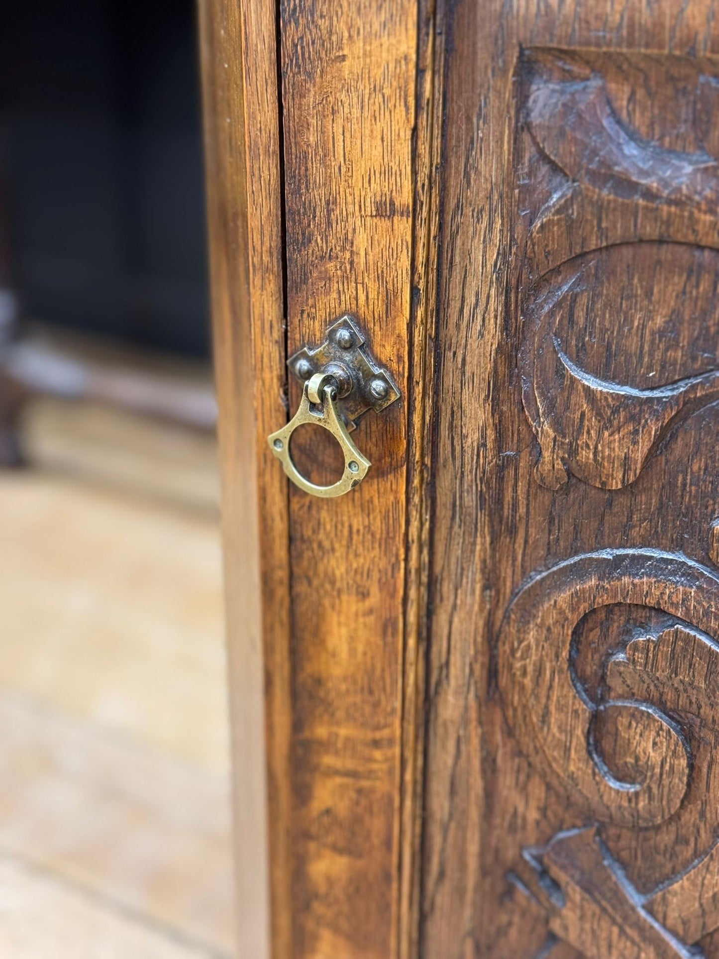 Antique Solid Oak Corner Cupboard –  Carved Door Cabinet / Side Lamp Table