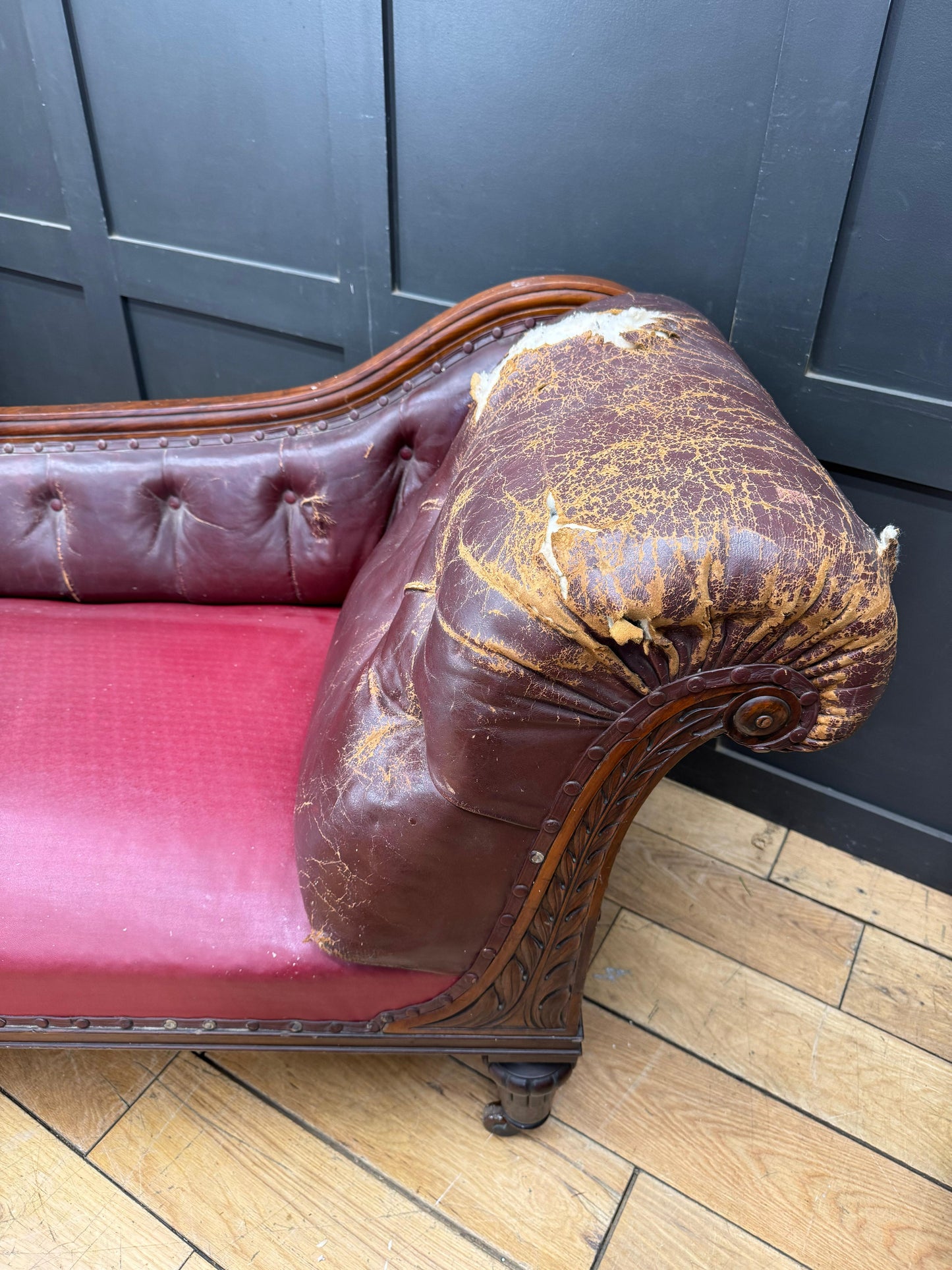 Victorian Mahogany Chaise Longue Day Bed Sofa Antique Carved Frame on Castors