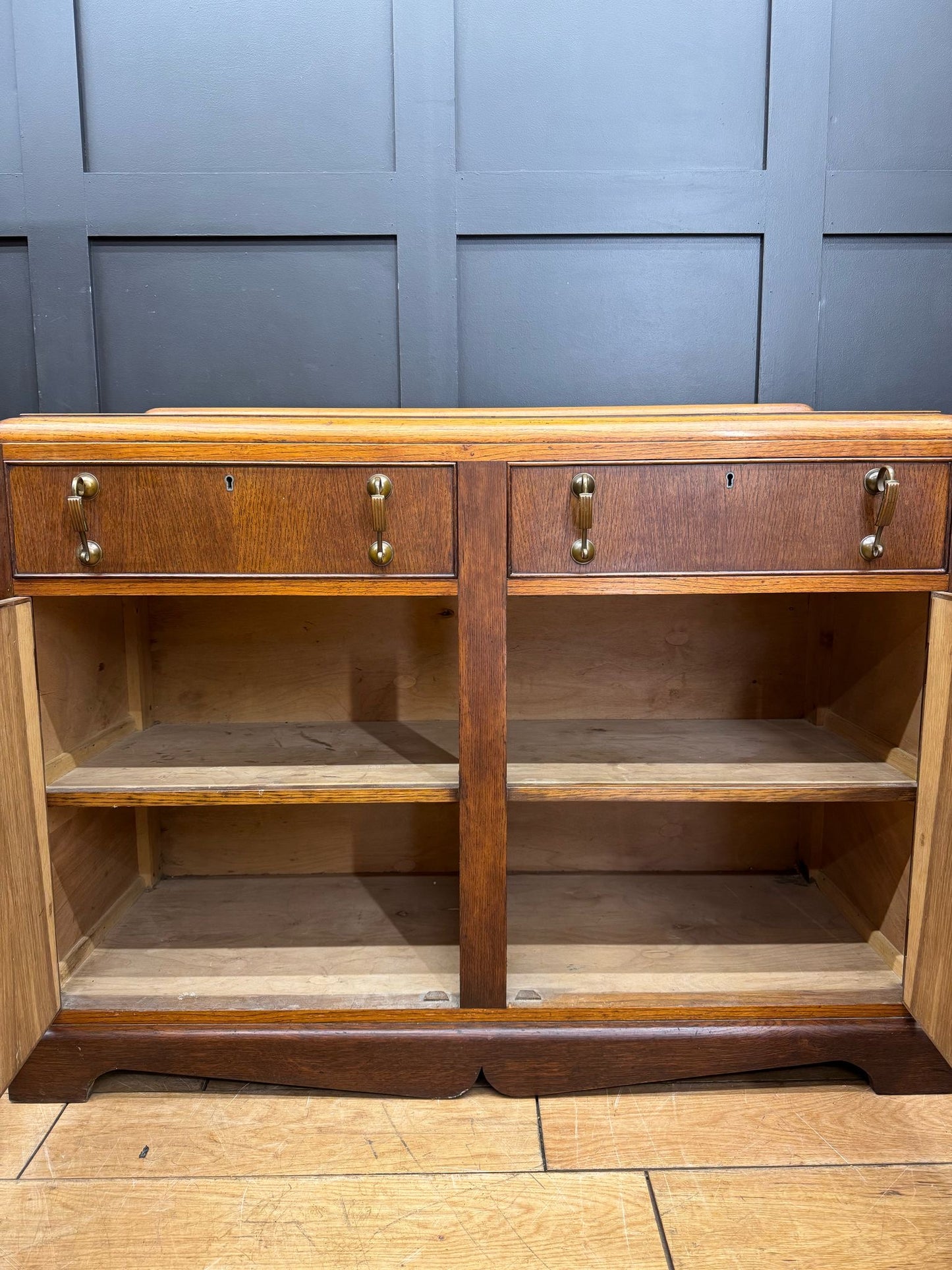 Antique Vintage Oak Sideboard / Drawer Cabinet / Buffet Server / Drinks Cabinet