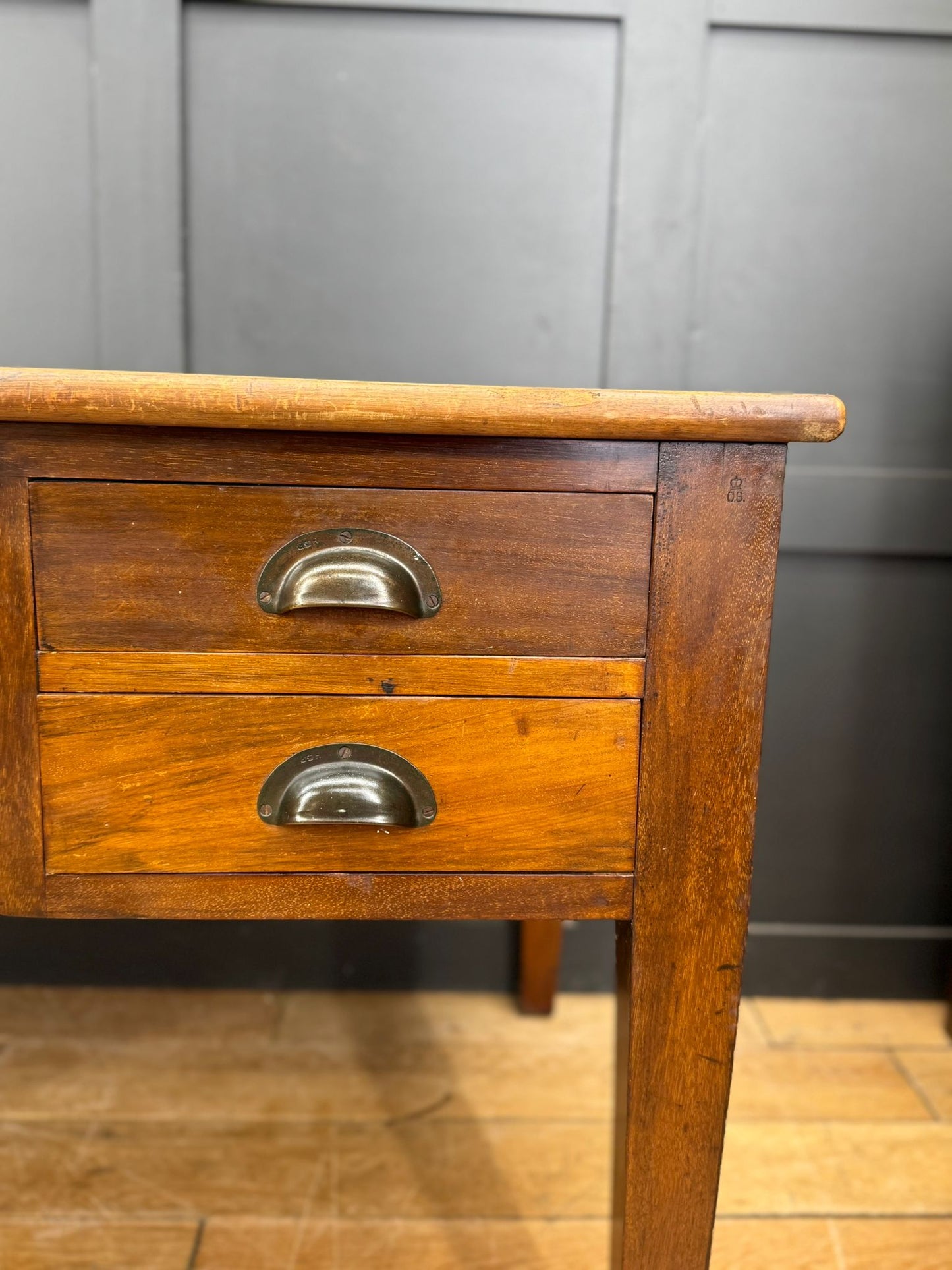 Antique Desk / George V Mahogany Kneehole Desk c.1930 – Ex-Court Office Norfolk