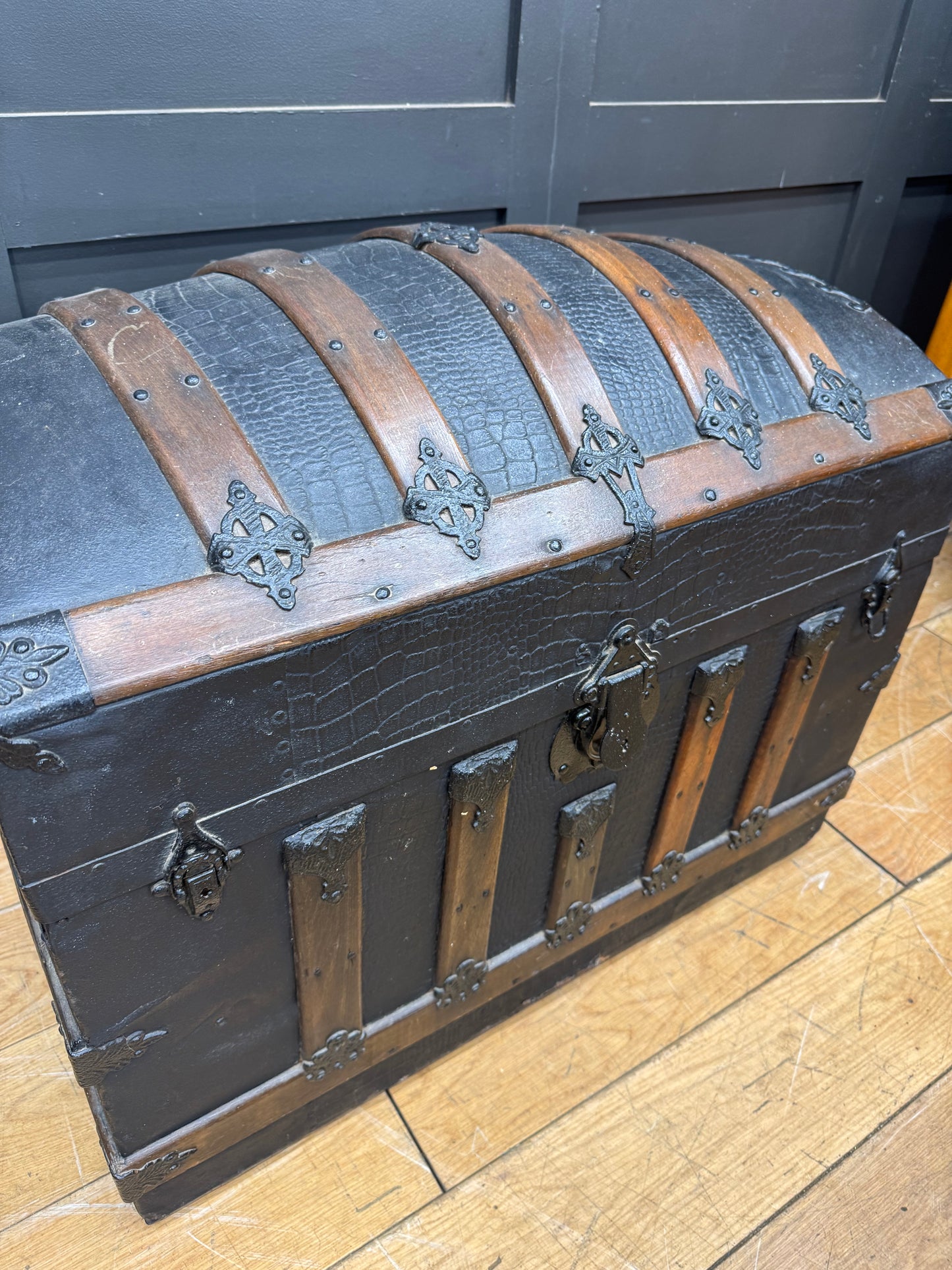 Antique Chest Trunk / Travelling Chest /Domed Top / Blanket Box / Sideboard