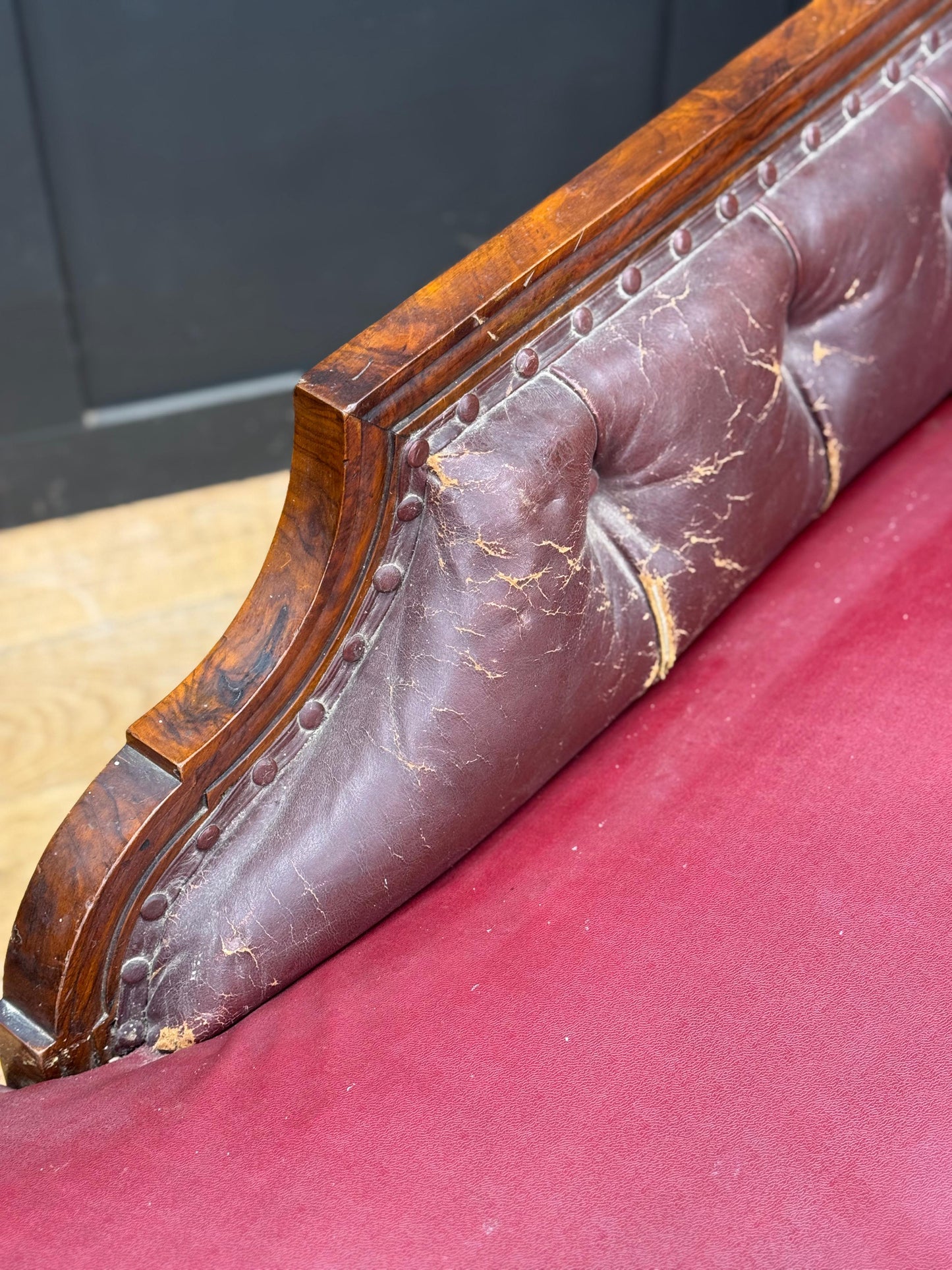 Victorian Mahogany Chaise Longue Day Bed Sofa Antique Carved Frame on Castors