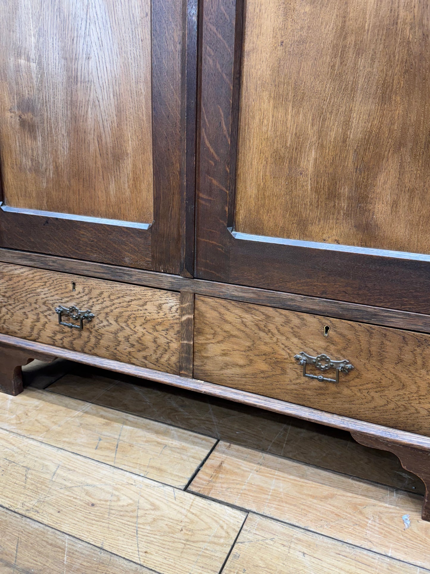 Antique Oak Compact Wardrobe – Solid English Oak Double Door Armoire with Drawers