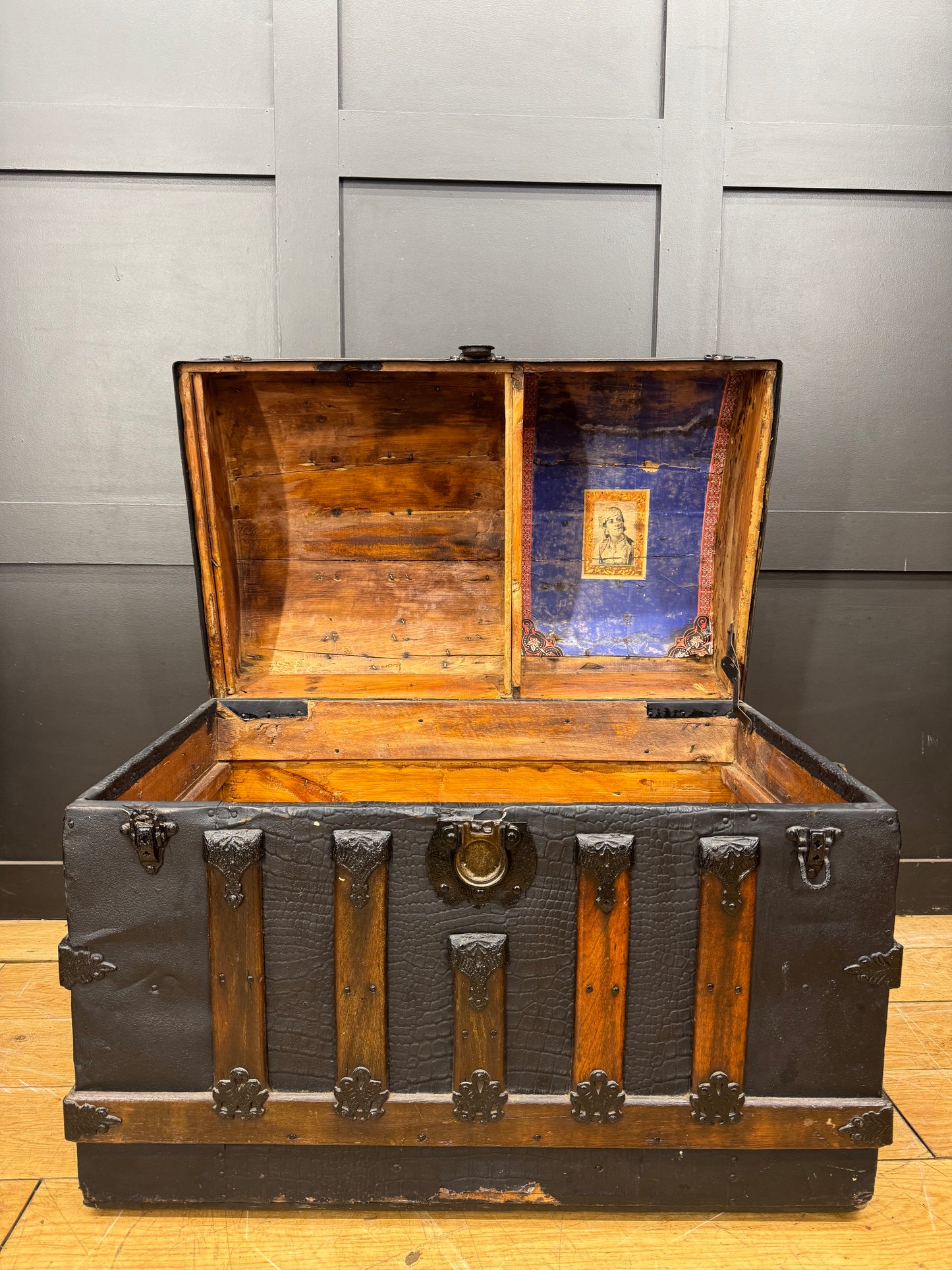 Antique Chest Trunk / Travelling Chest /Domed Top / Blanket Box / Sideboard