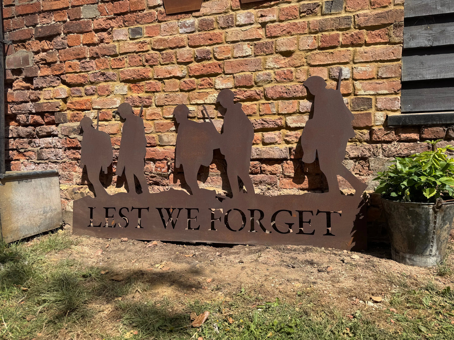 XXL Rusty Metal Lest We Forget Soldier Scene Garden Decoration RW NORFOLK