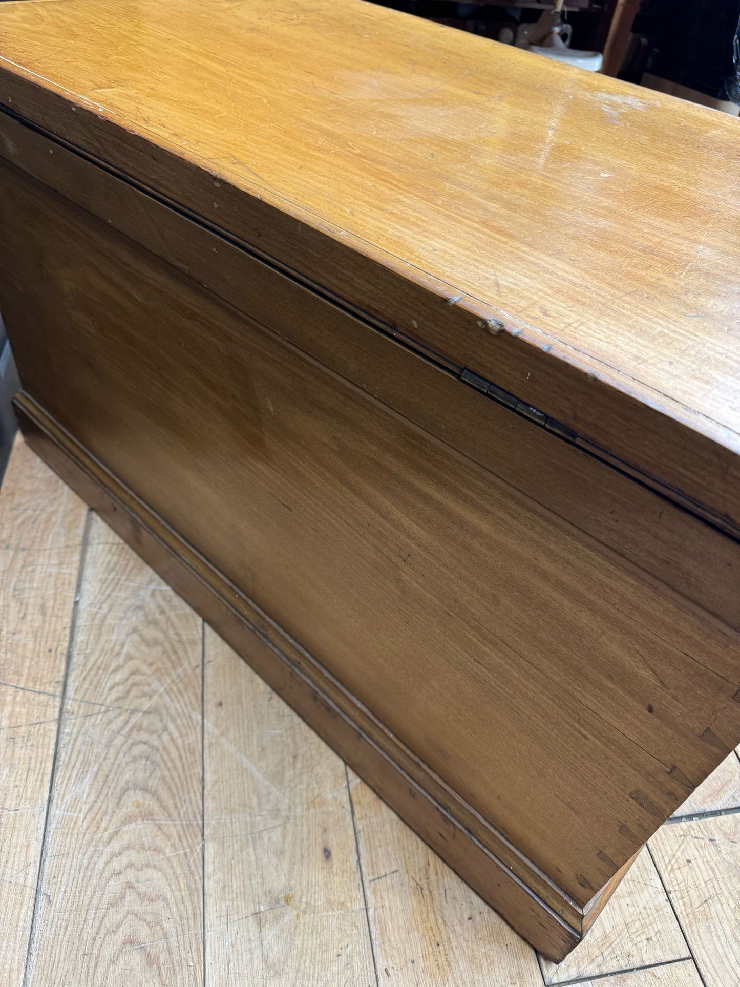 Antique Cedar Trunk Chest / Storage Blanket Tool Shoe Box / Coffee Table