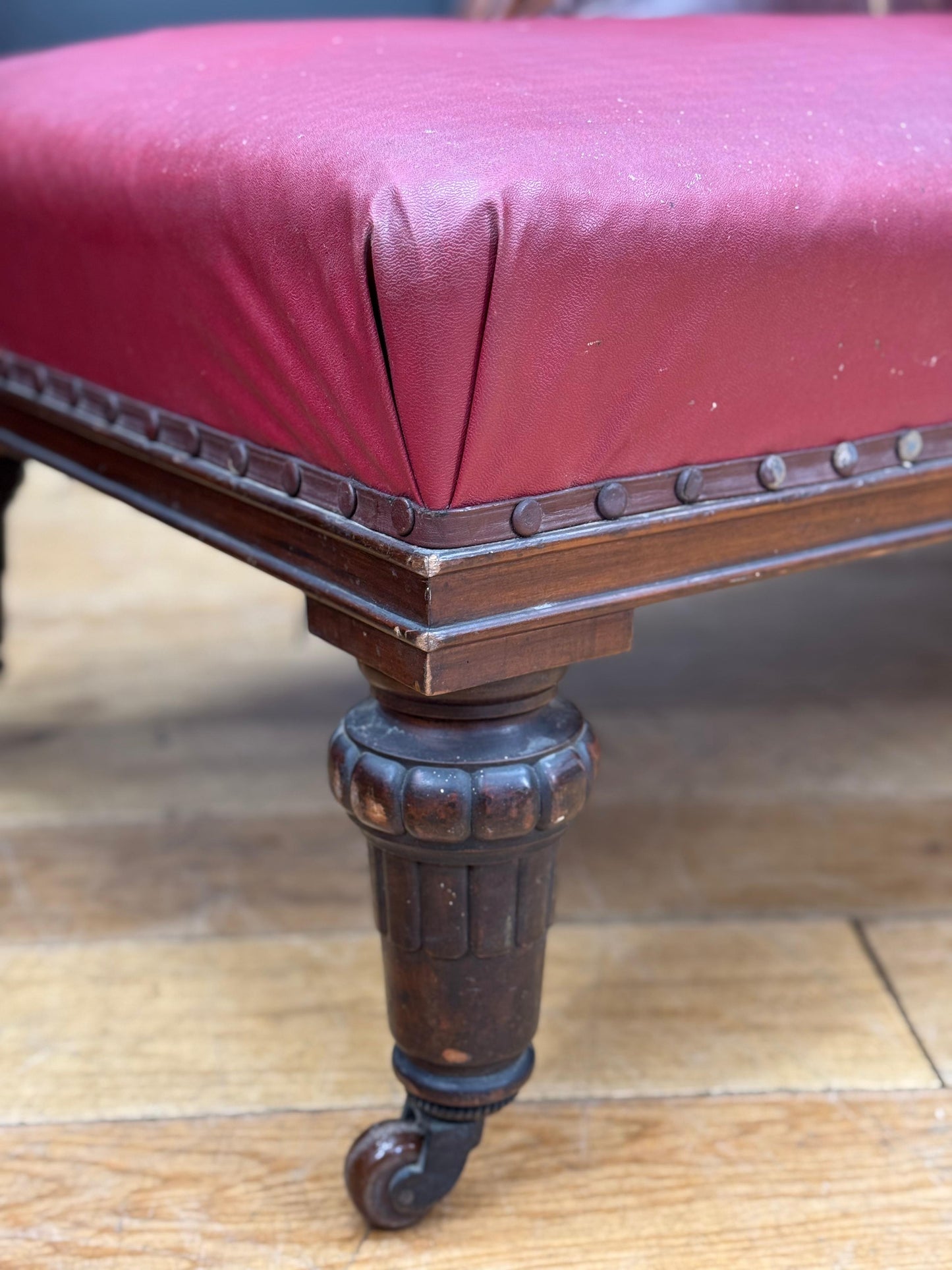 Victorian Mahogany Chaise Longue Day Bed Sofa Antique Carved Frame on Castors