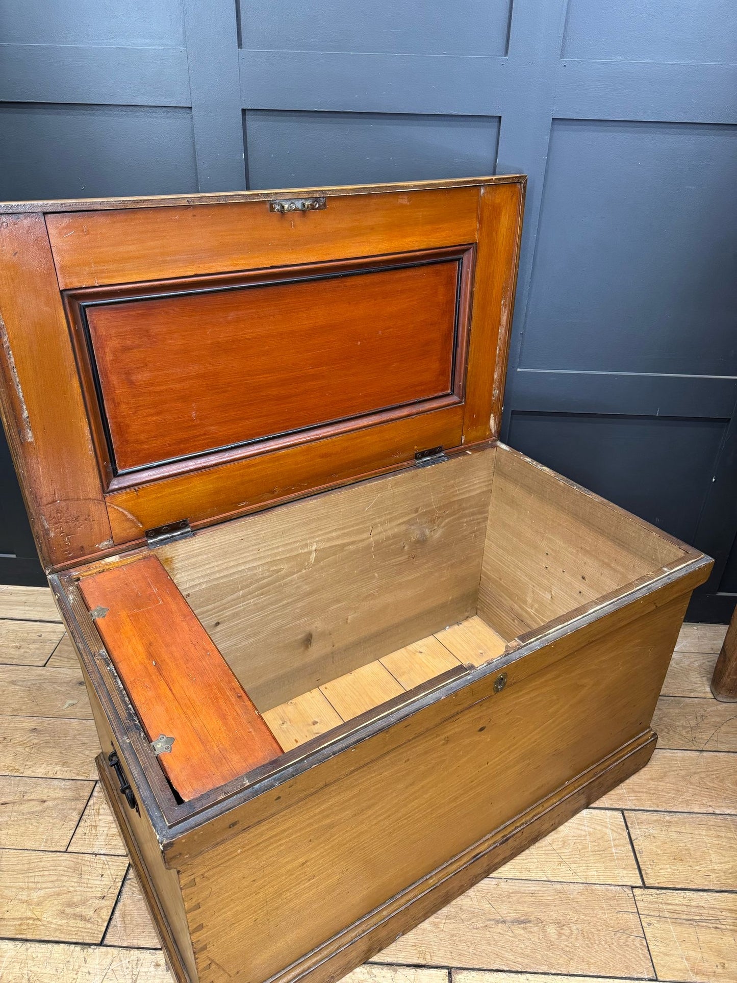 Antique Cedar Trunk Chest / Storage Blanket Tool Shoe Box / Coffee Table