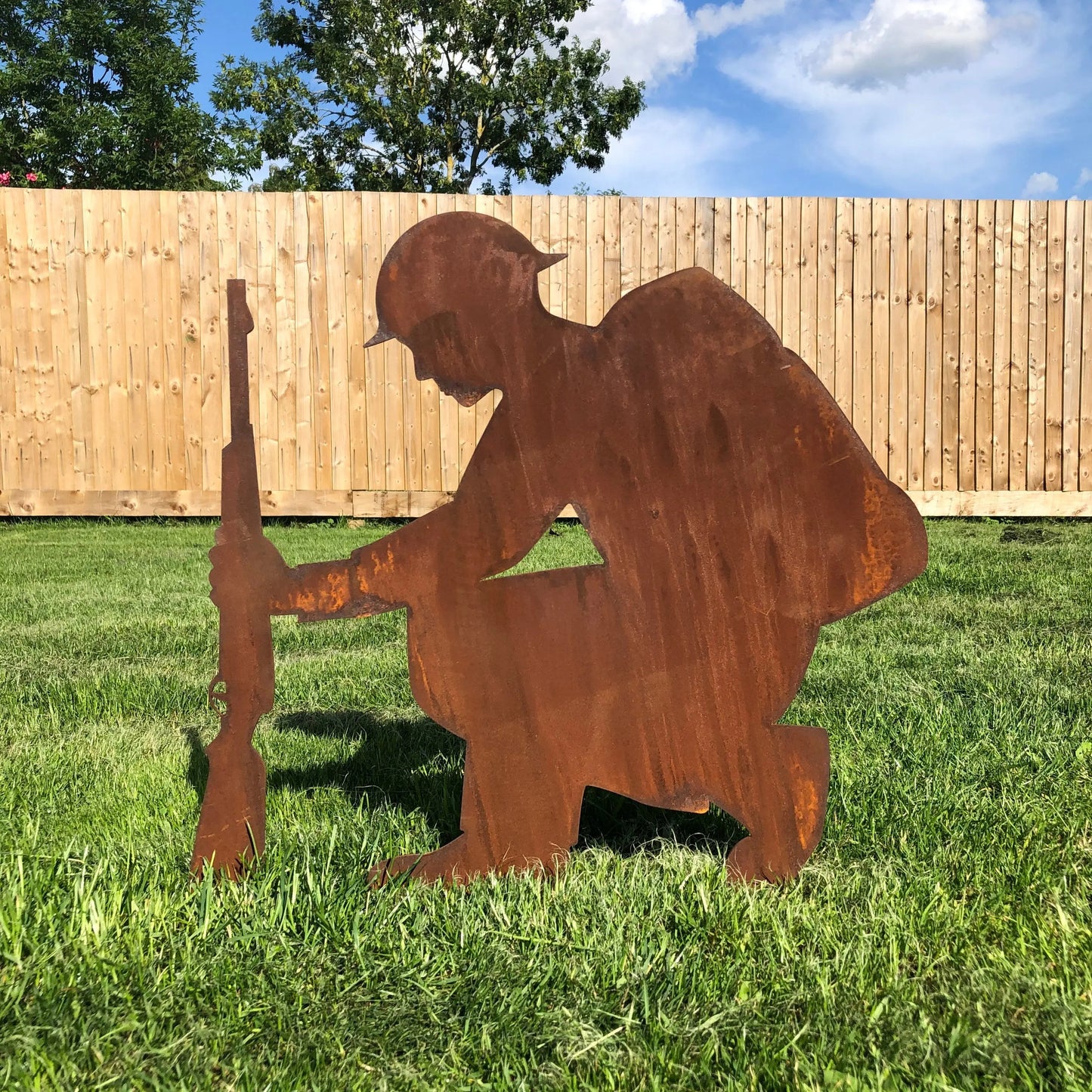 Rusty Metal Kneeling Soldier Garden Decoration RW NORFOLK