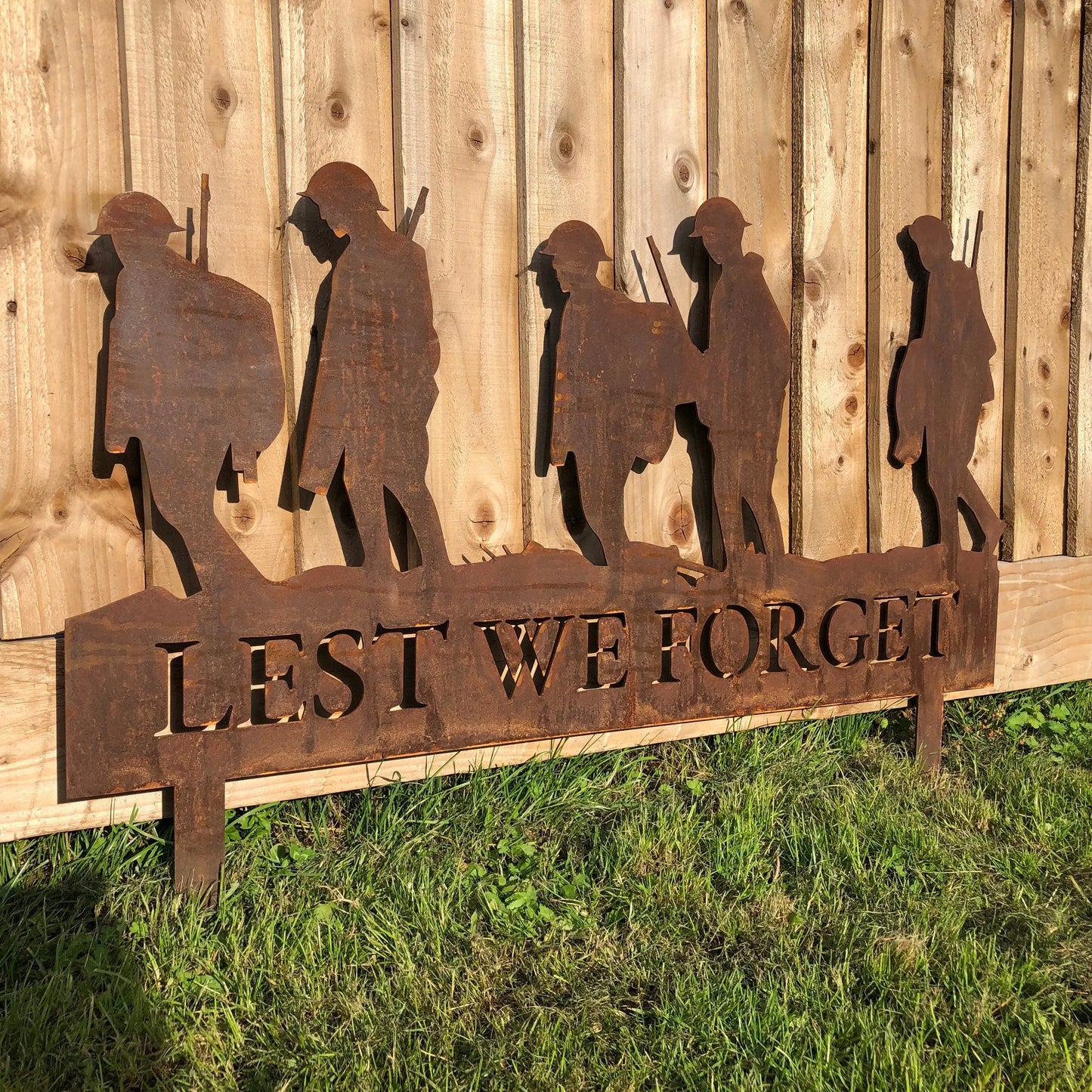 Large Rusty Metal Lest We Forget Soldier Scene Garden Decoration RW NORFOLK