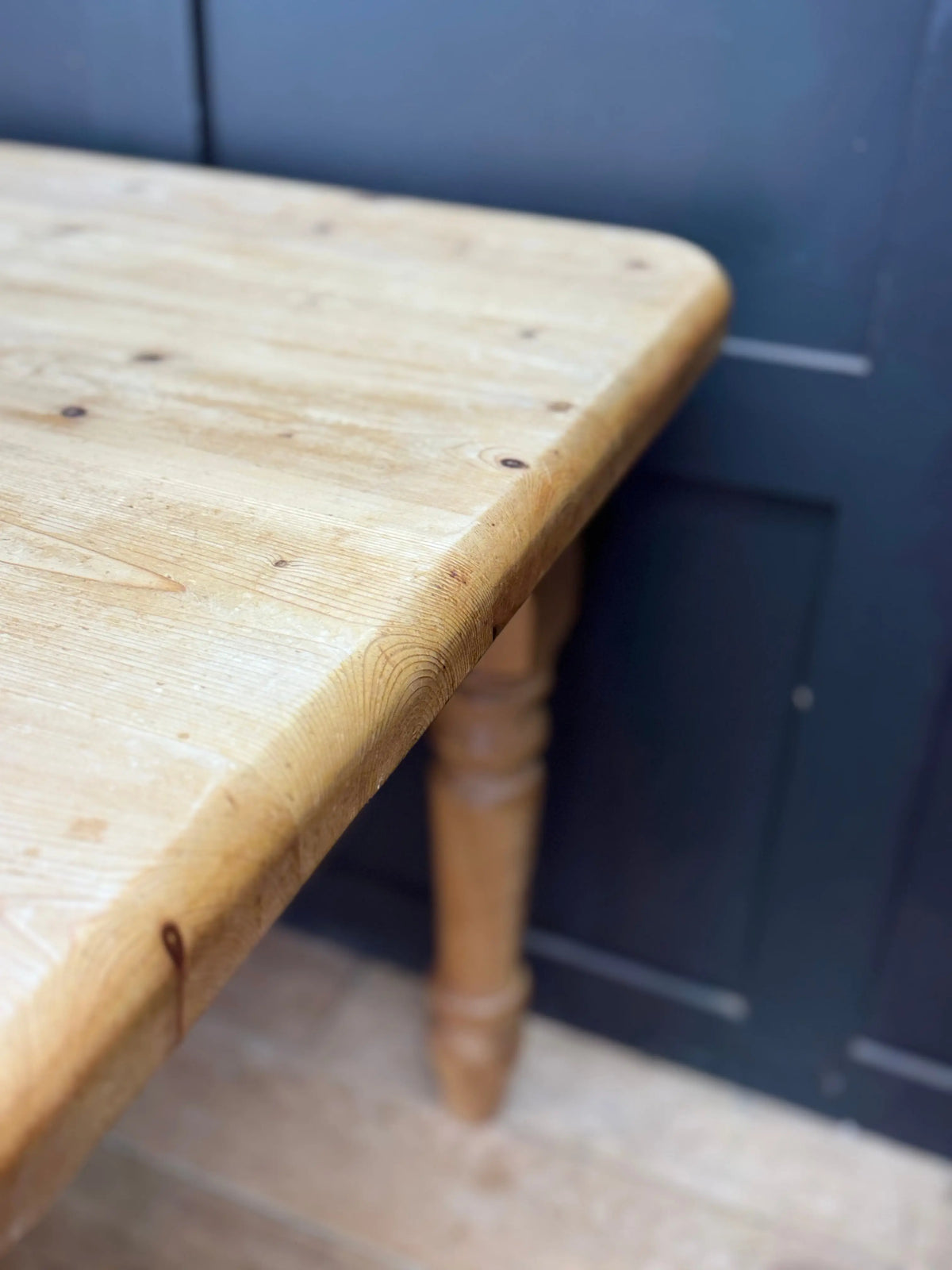 Vintage Solid Pine Farmhouse Dining Kitchen Table Turned Legs Rustic 4-6 Seater