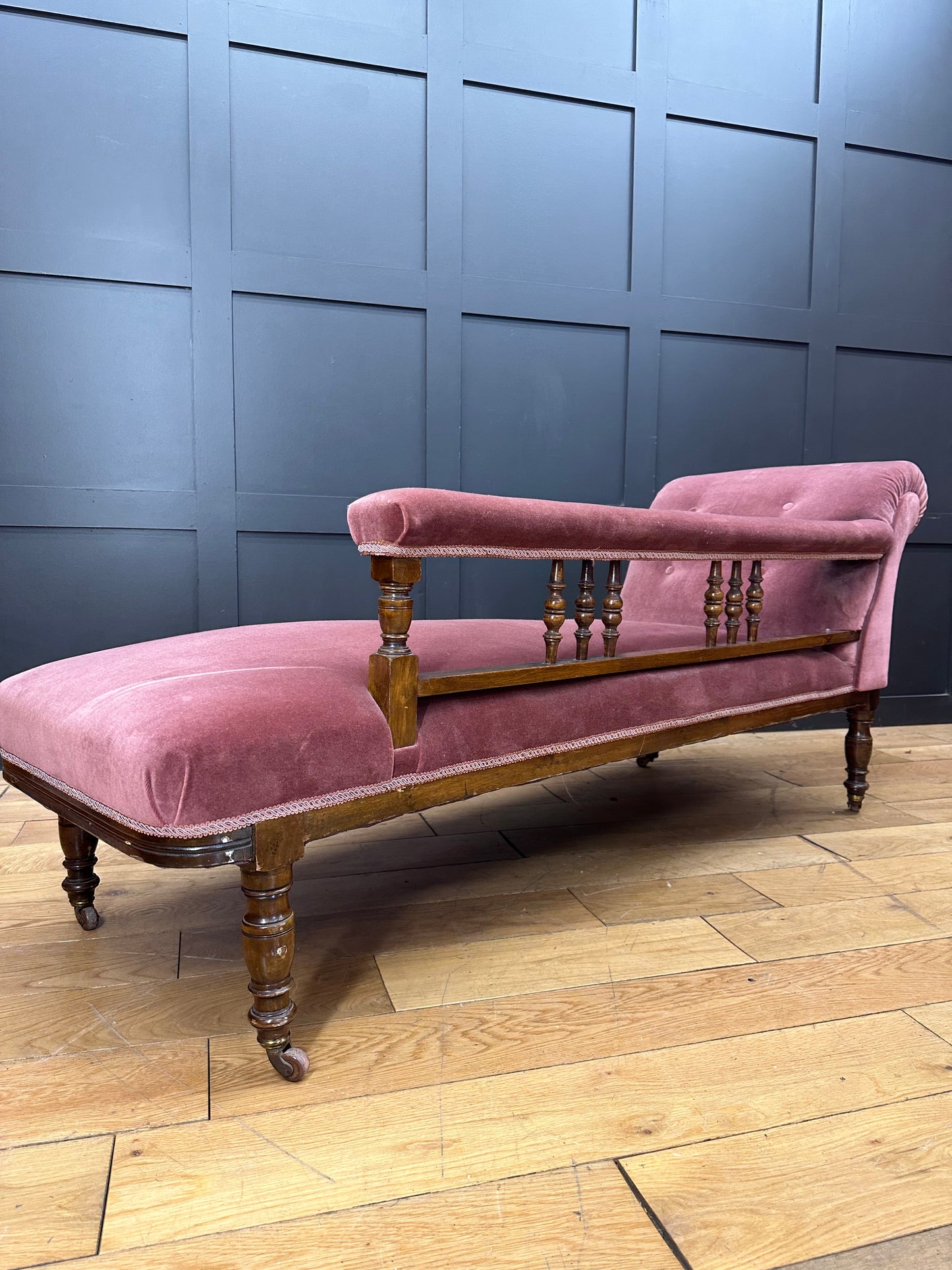 Antique Chaise Longue  / Antique Day Bed / Walnut Frame Sofa /Victorian Chaise