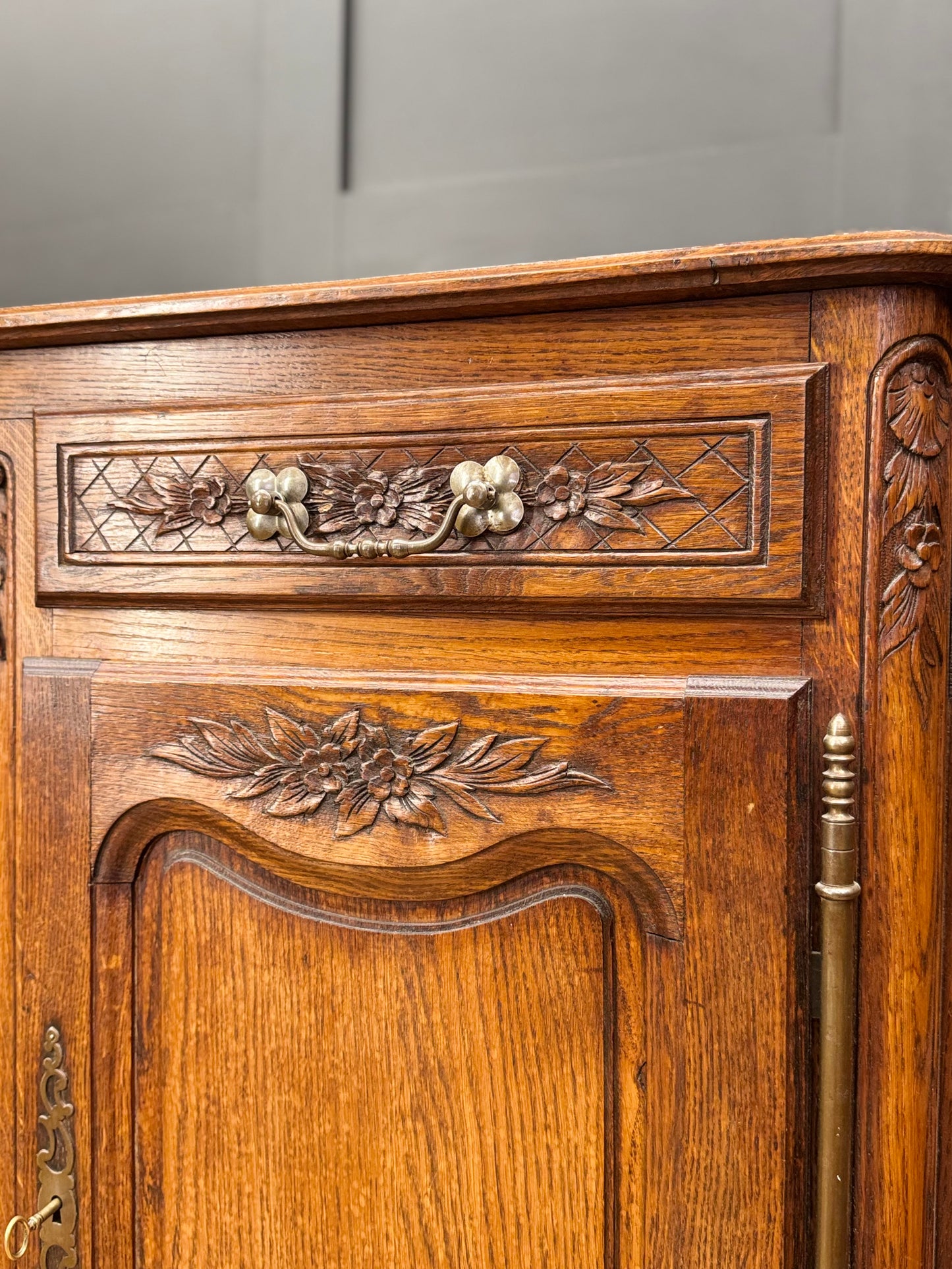 French Provincial Oak Breakfront Sideboard Buffet Cabinet Credenza 4 Door Large