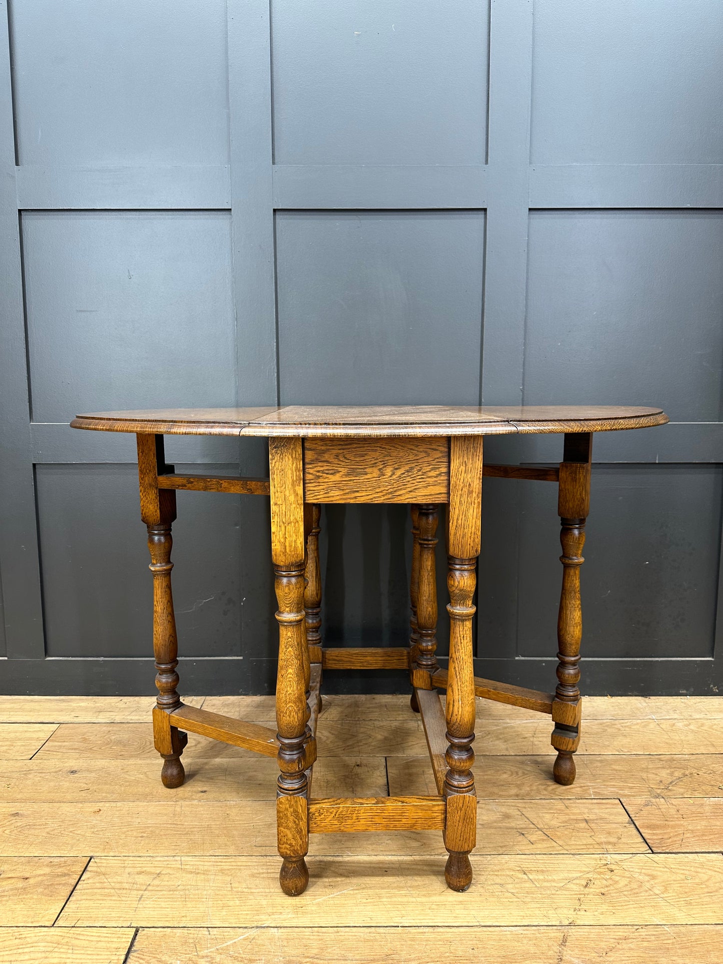 Vintage Small Oak Table / Extending Drop Leaf Occasional Table / Sideboard