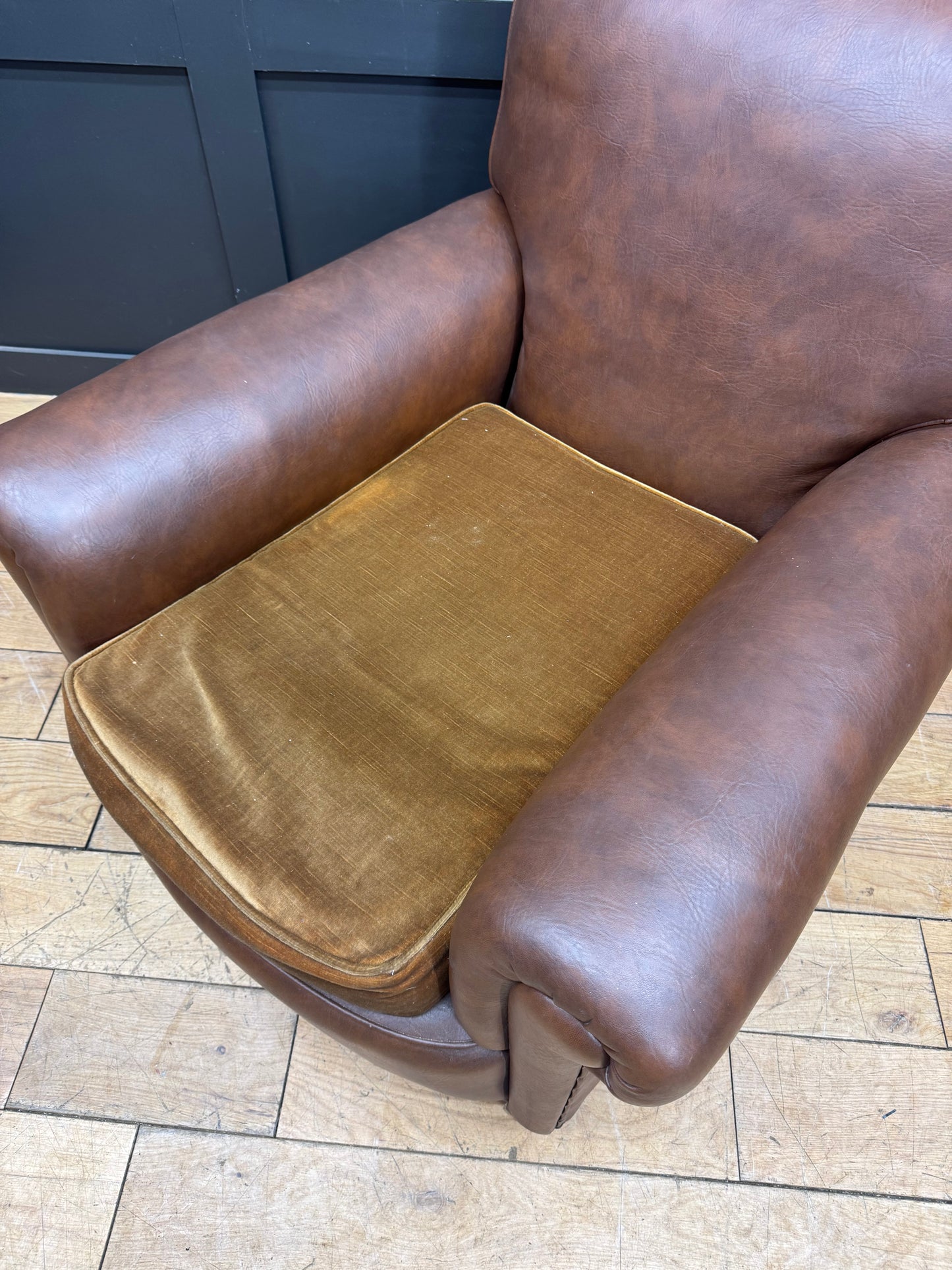 Antique Howard Style Armchair / Club chair / Upholstered chair / Victorian