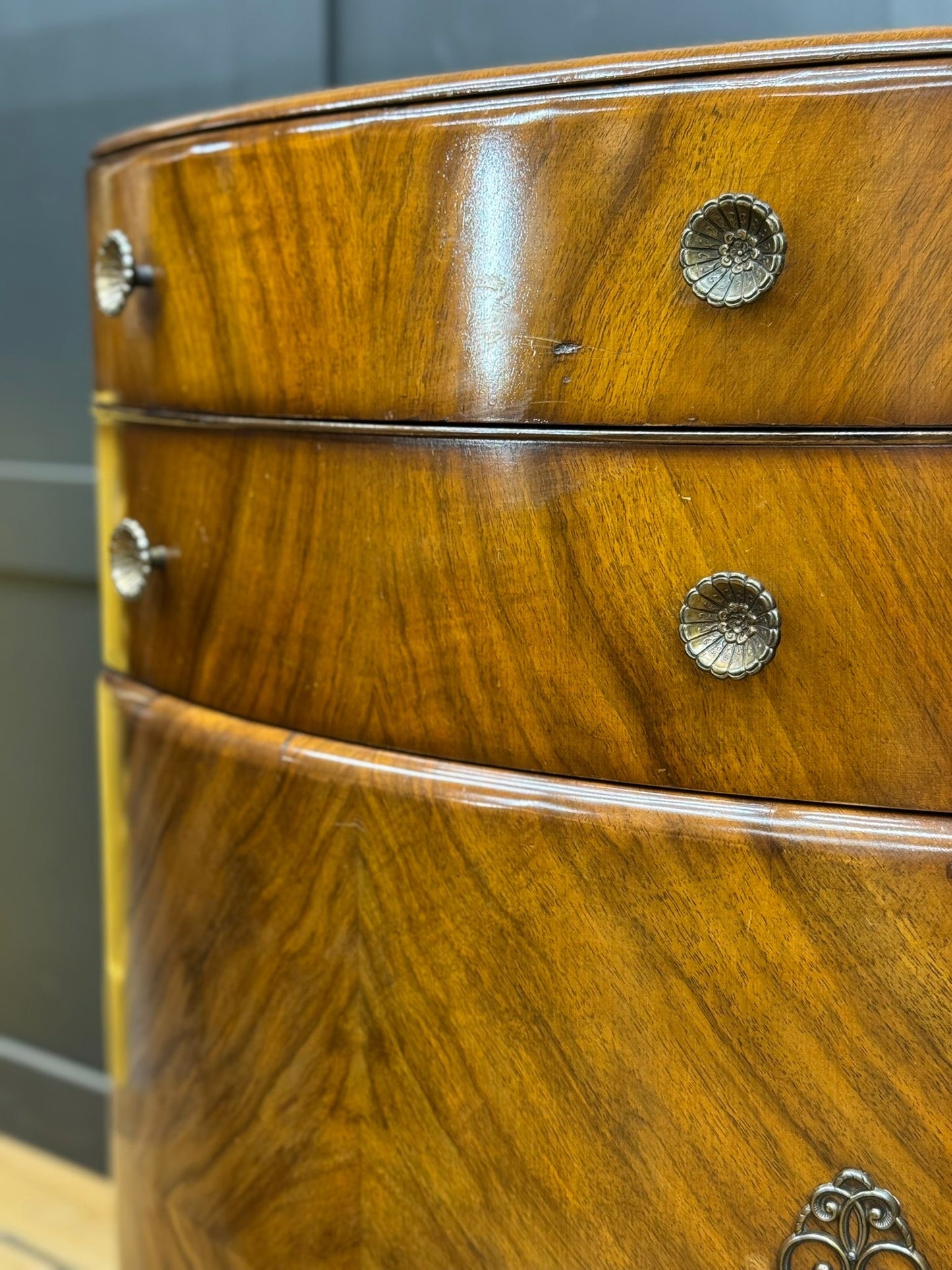 Vintage Art Deco Style Walnut Veneer Cocktail Drinks Cabinet Sideboard