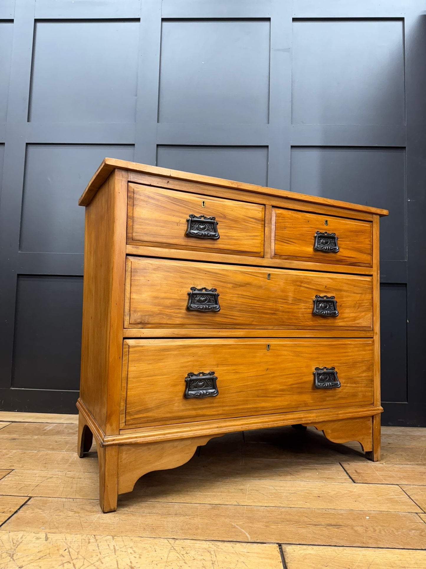 Edwardian Satinwood Chest of Drawers with Four Graduated Drawers