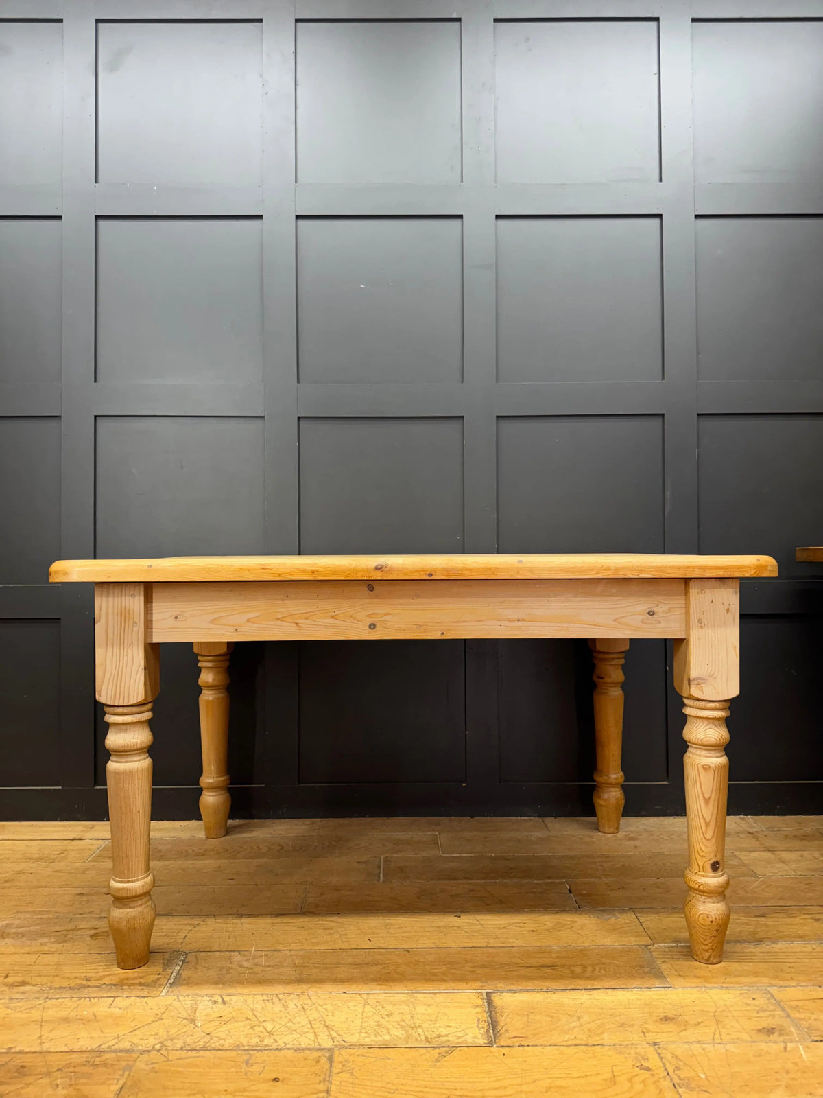 Vintage Solid Pine Farmhouse Dining Kitchen Table Turned Legs Rustic 4-6 Seater