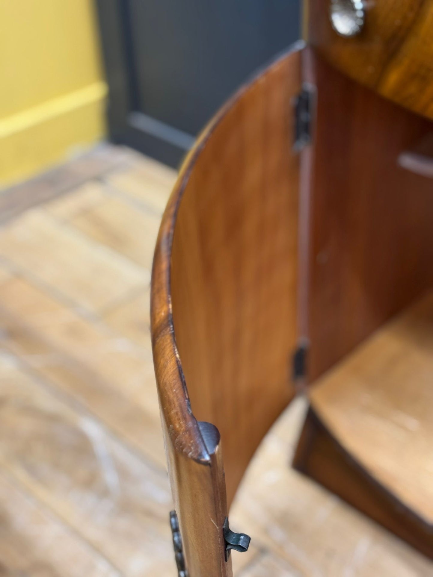 Vintage Art Deco Style Walnut Veneer Cocktail Drinks Cabinet Sideboard