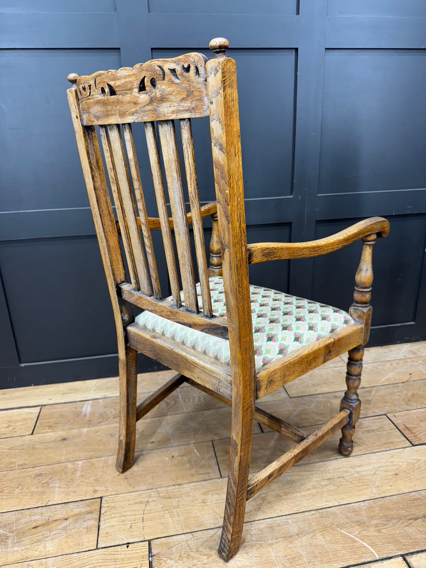 Antique Oak Carver Chair – Late Victorian Dining Chair with Carved Detail