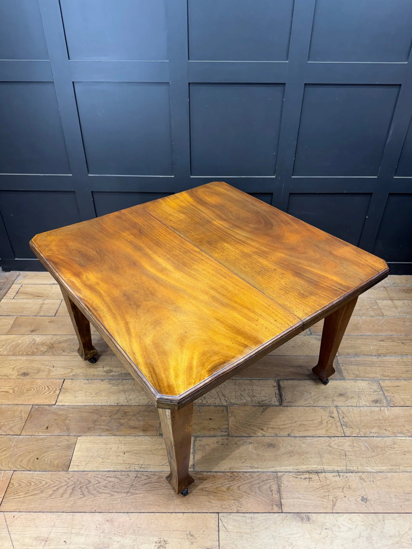 Antique Walnut Extending Kitchen Dining Table Pull-Out Leaf Seats 4–6 on Castors