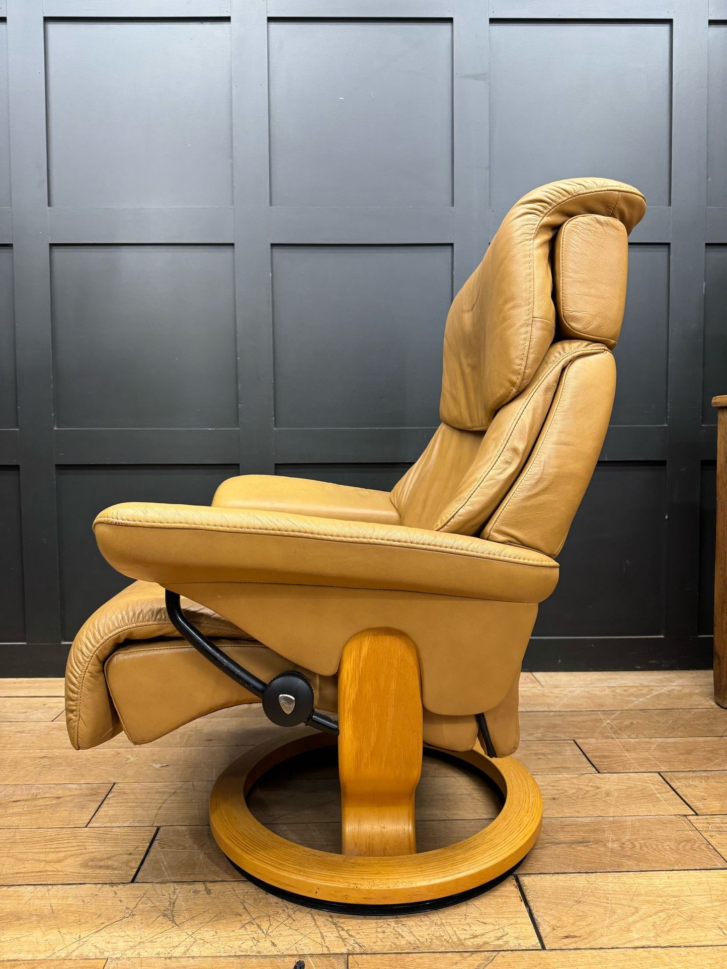 Preloved Ekornes Stressless Corrie Tan Leather Reclining Armchair Dream Medium