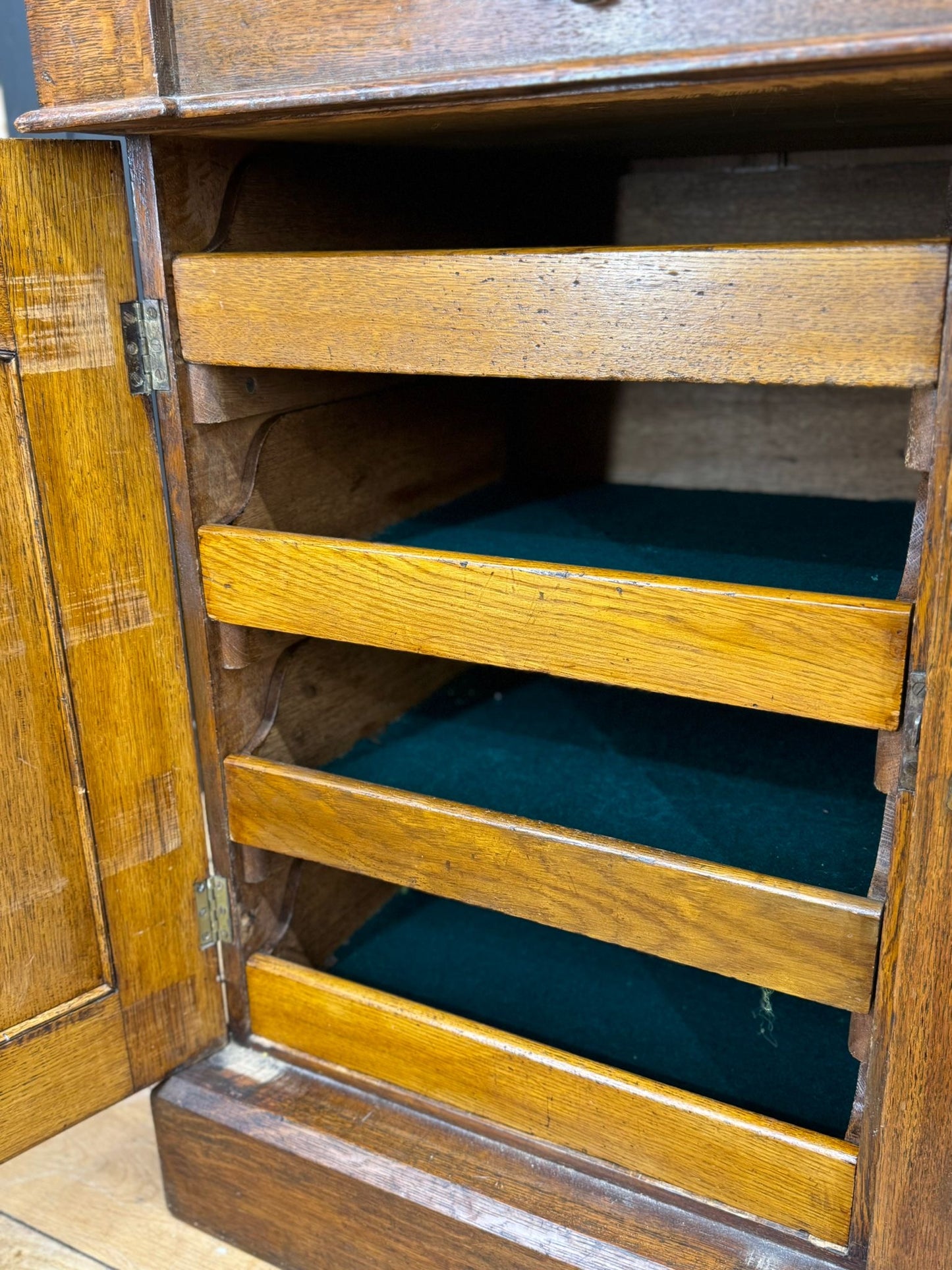 Victorian Oak Sideboard with Fitted Slide-Out Trays / Cupboard Drawers