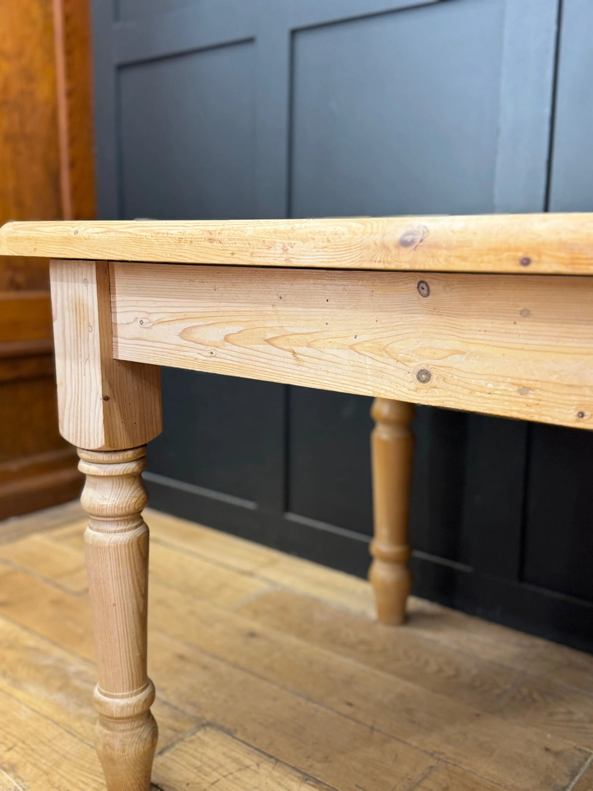 Vintage Solid Pine Farmhouse Dining Kitchen Table Turned Legs Rustic 4-6 Seater
