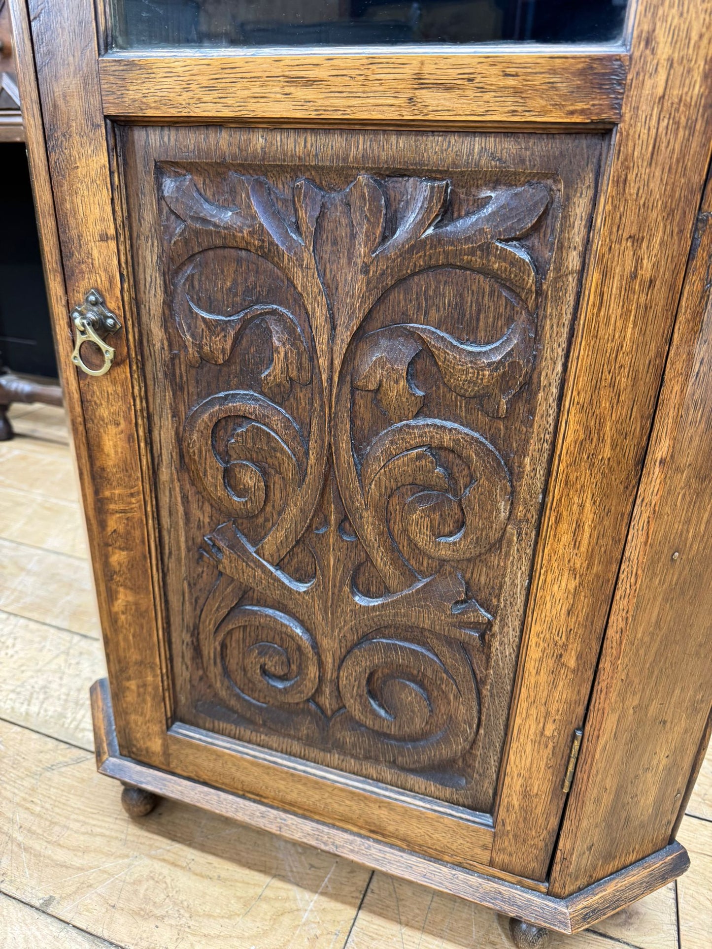 Antique Solid Oak Corner Cupboard –  Carved Door Cabinet / Side Lamp Table