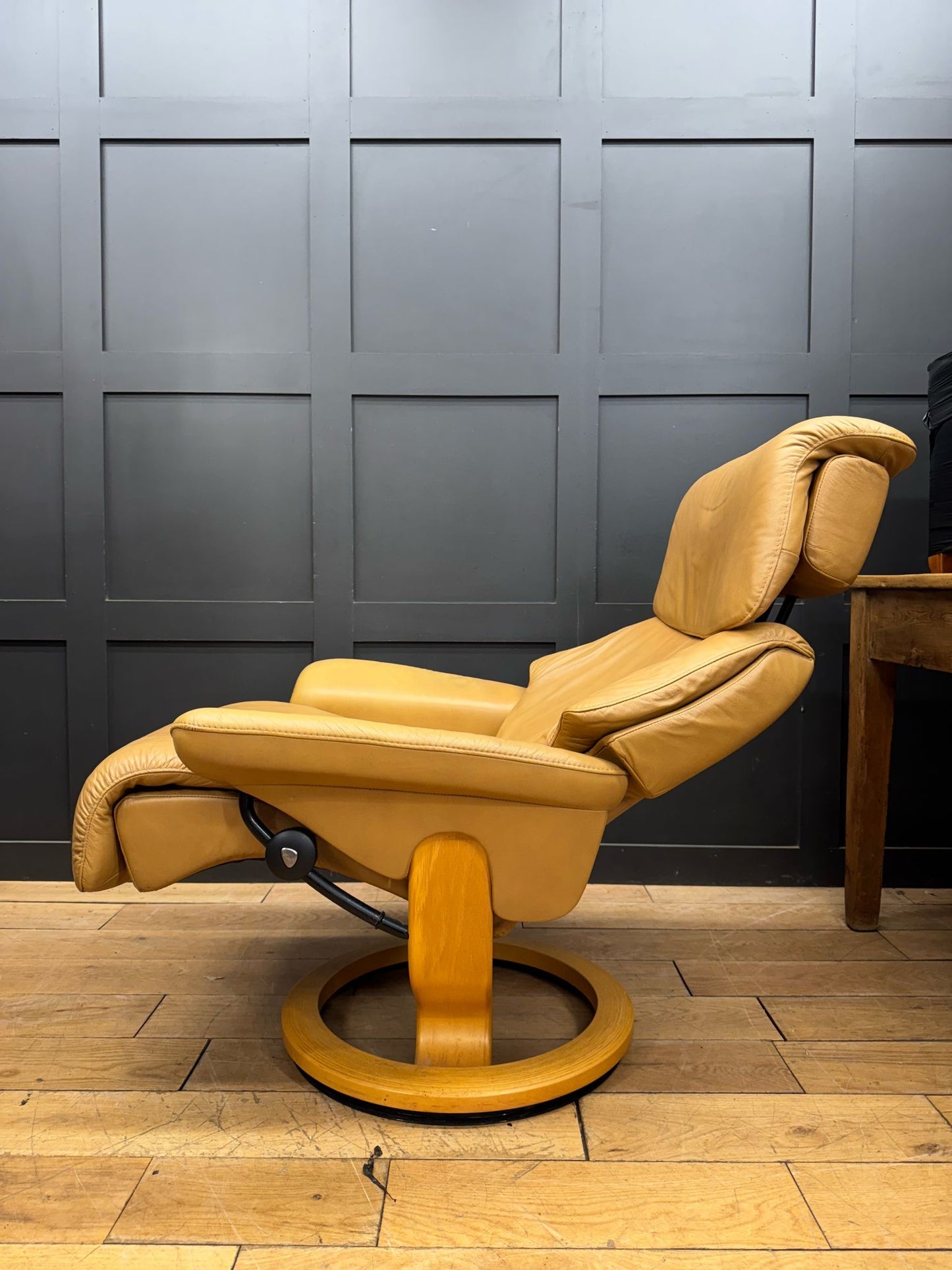 Preloved Ekornes Stressless Corrie Tan Leather Reclining Armchair Dream Medium