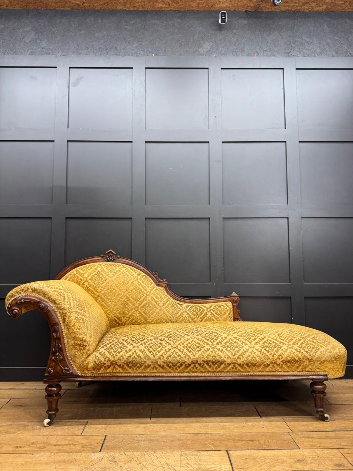 Victorian Carved Mahogany Chaise Longue in Gold Cut Velvet