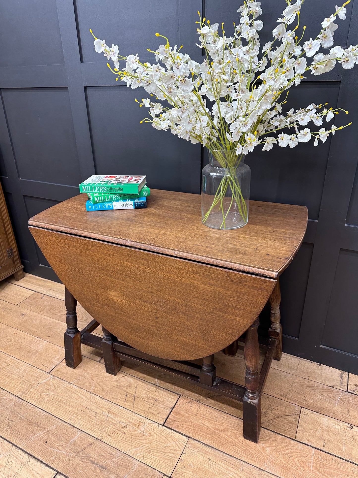 Vintage Oval Oak Table / Extending Drop Leaf Occasional Table / Sideboard