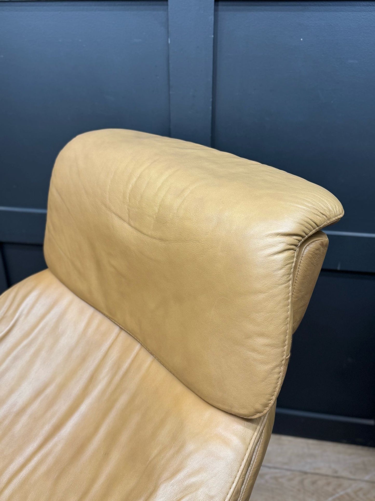 Preloved Ekornes Stressless Corrie Tan Leather Reclining Armchair Dream Medium