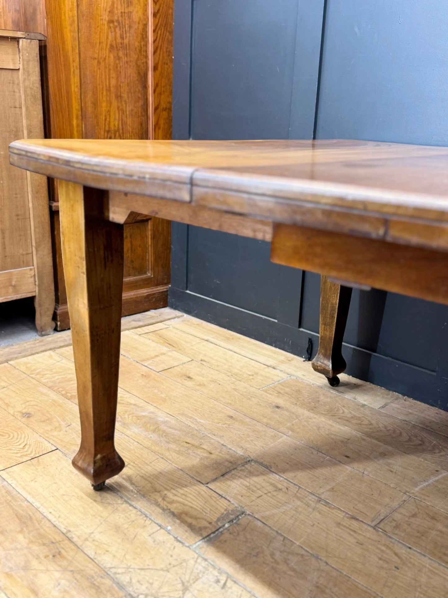 Antique Walnut Extending Kitchen Dining Table Pull-Out Leaf Seats 4–6 on Castors