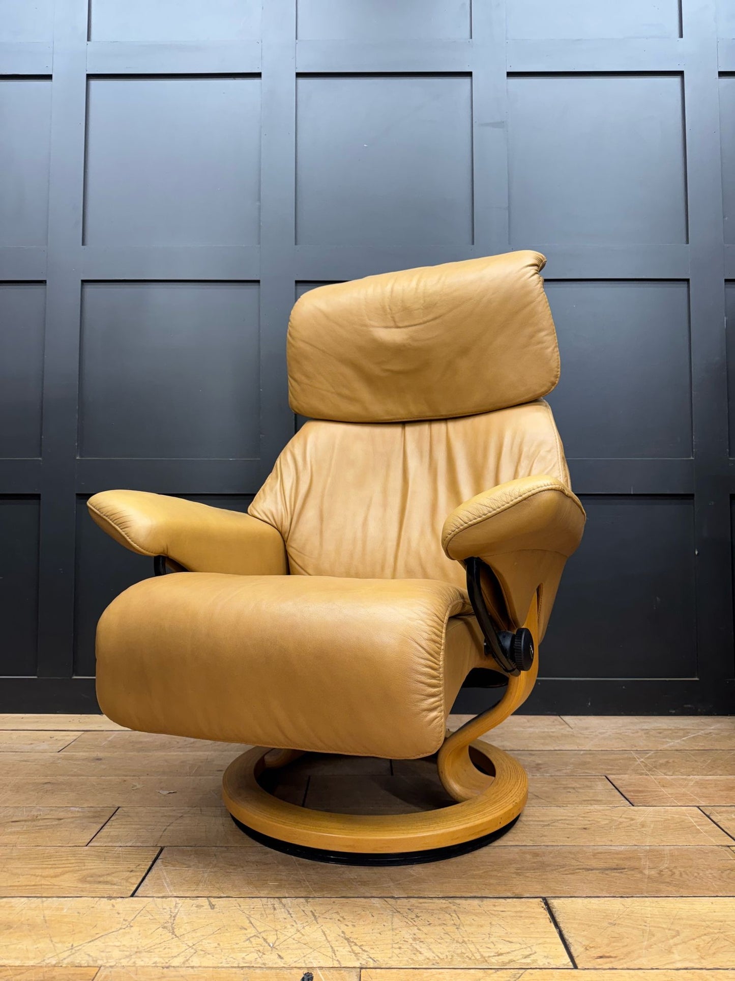 Preloved Ekornes Stressless Corrie Tan Leather Reclining Armchair Dream Medium