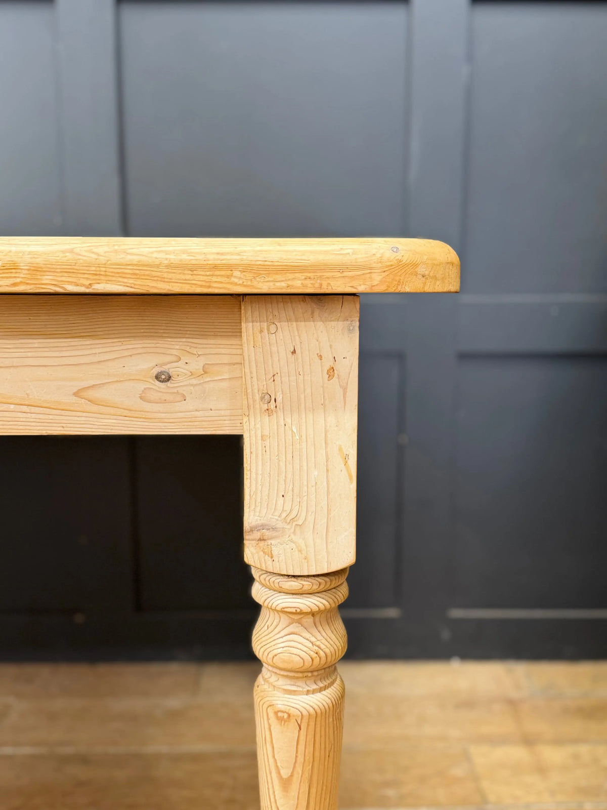 Vintage Solid Pine Farmhouse Dining Kitchen Table Turned Legs Rustic 4-6 Seater
