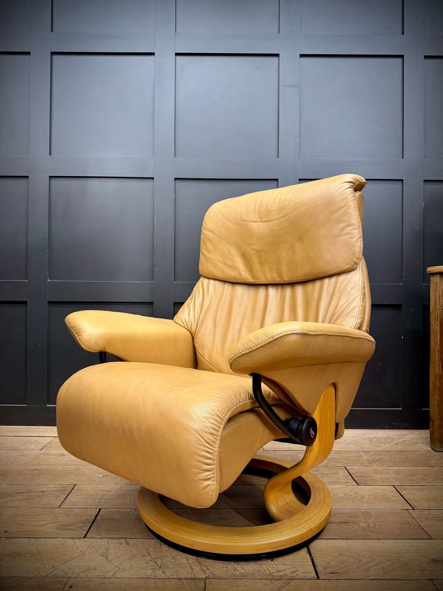 Preloved Ekornes Stressless Corrie Tan Leather Reclining Armchair Dream Medium
