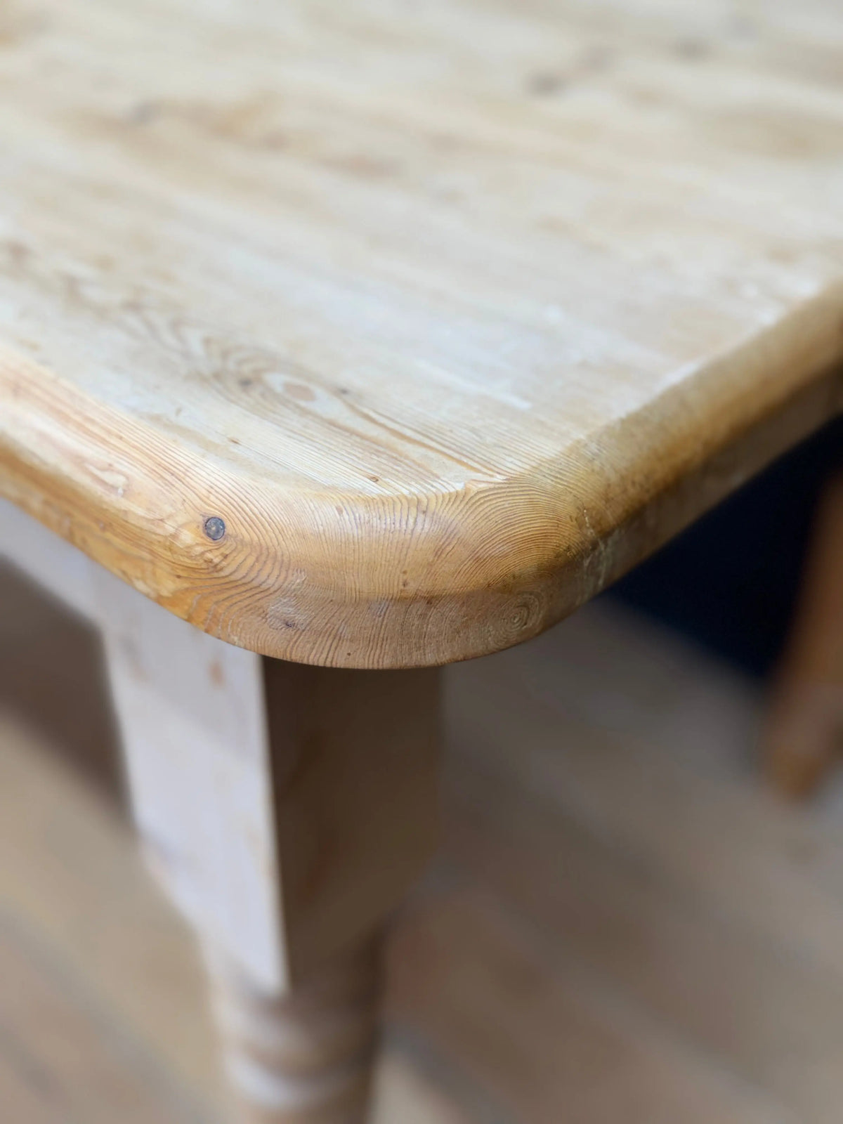 Vintage Solid Pine Farmhouse Dining Kitchen Table Turned Legs Rustic 4-6 Seater