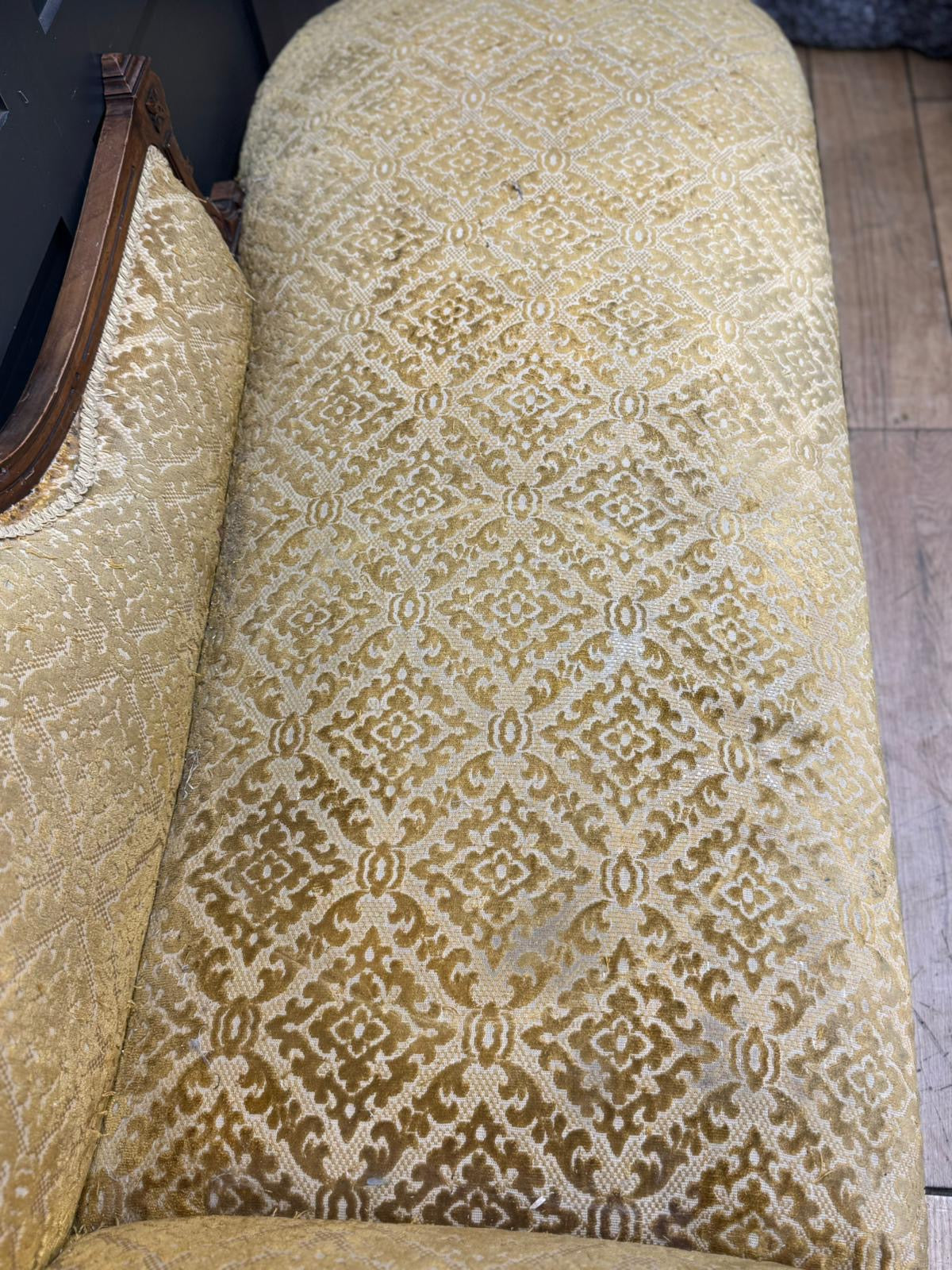 Victorian Carved Mahogany Chaise Longue in Gold Cut Velvet