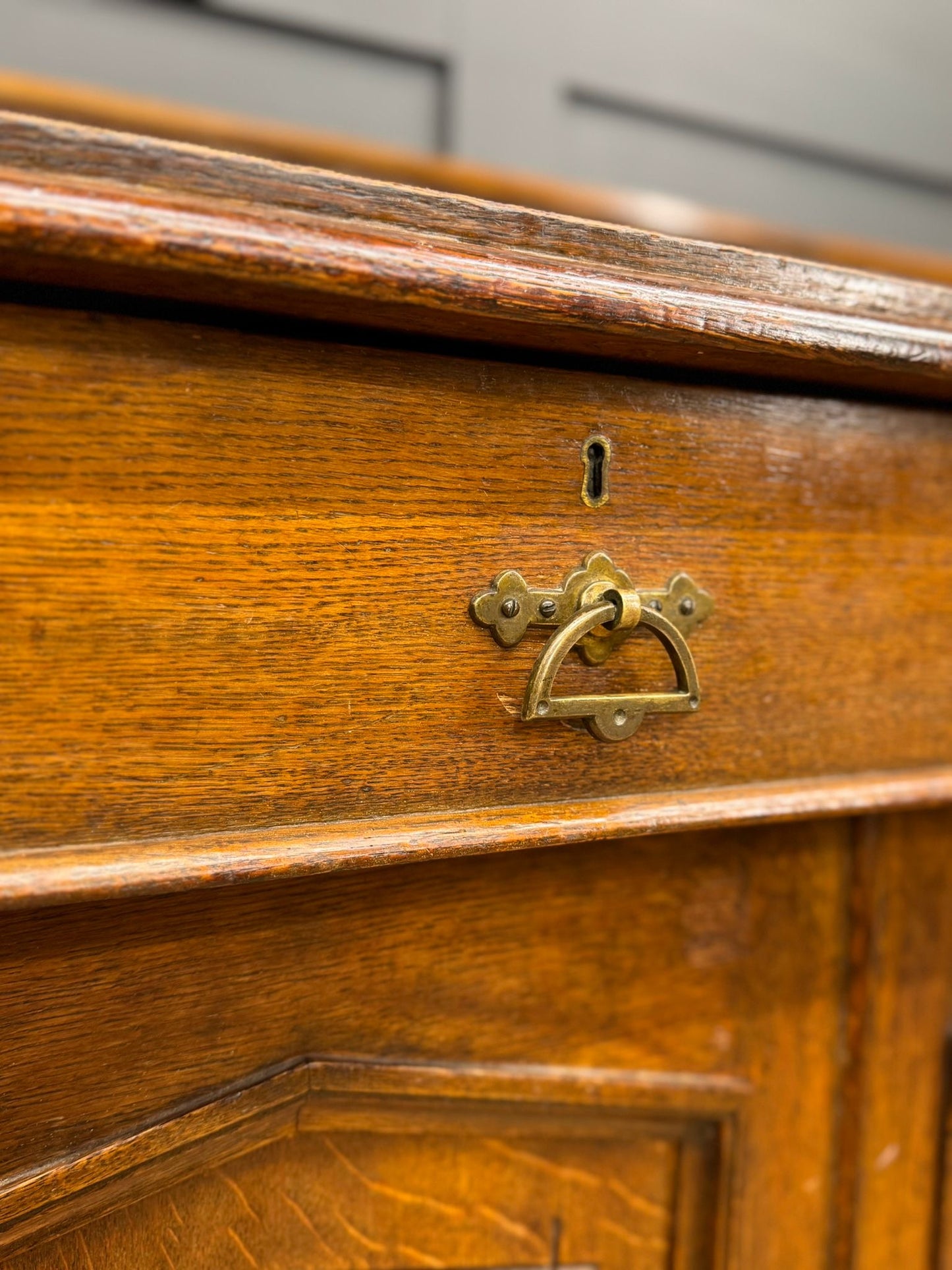 Victorian Oak Sideboard with Fitted Slide-Out Trays / Cupboard Drawers