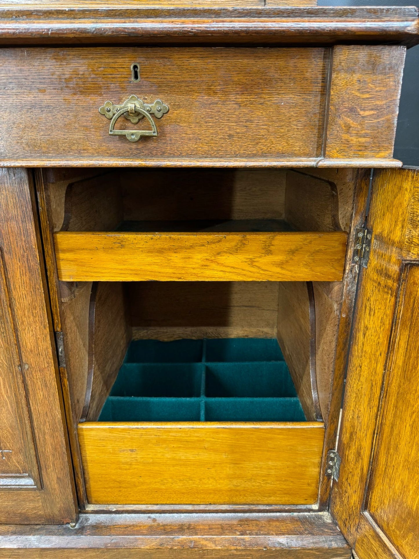 Victorian Oak Sideboard with Fitted Slide-Out Trays / Cupboard Drawers