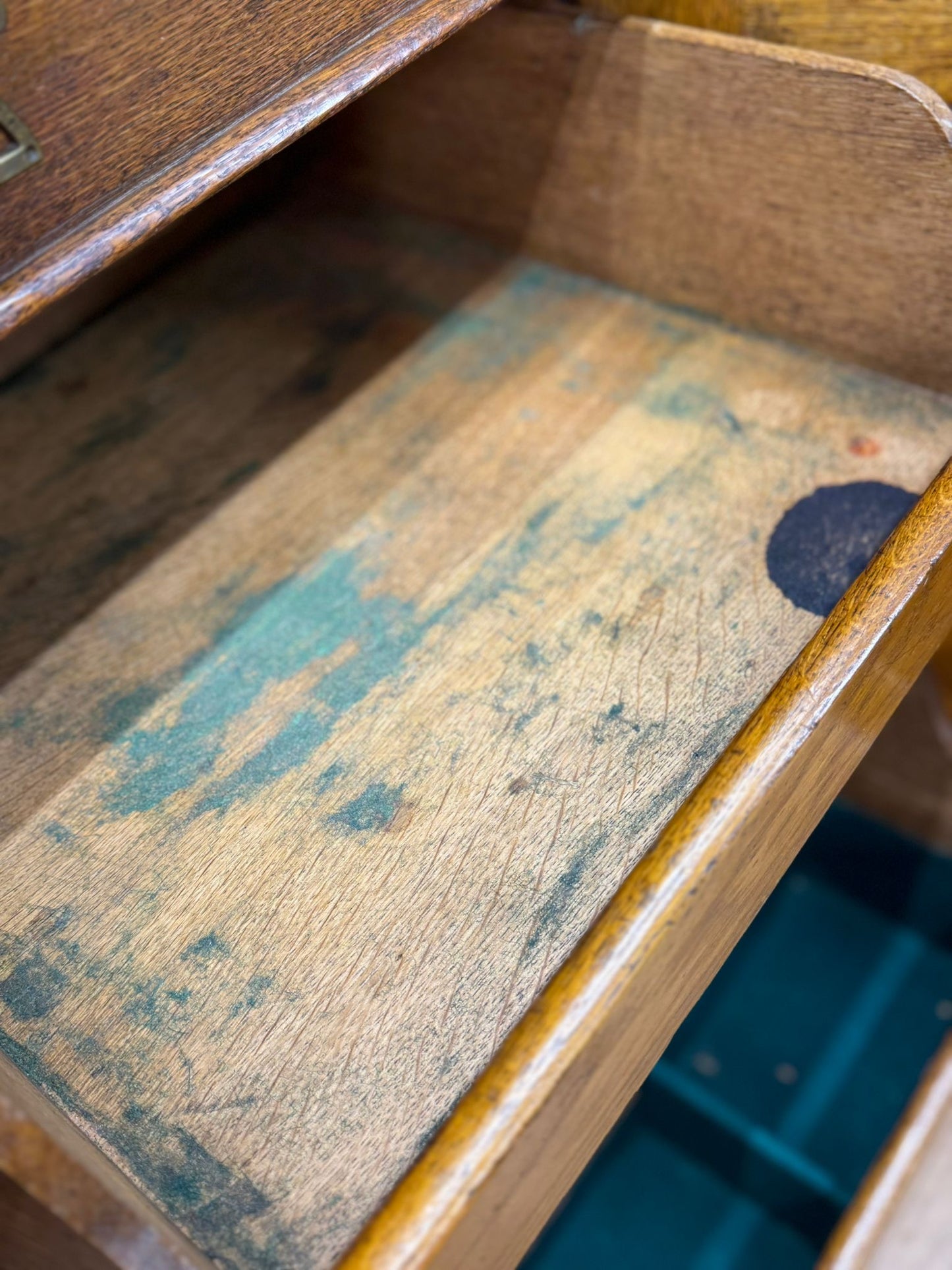 Victorian Oak Sideboard with Fitted Slide-Out Trays / Cupboard Drawers