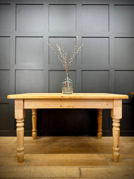 Vintage Solid Pine Farmhouse Dining Kitchen Table Turned Legs Rustic 4-6 Seater