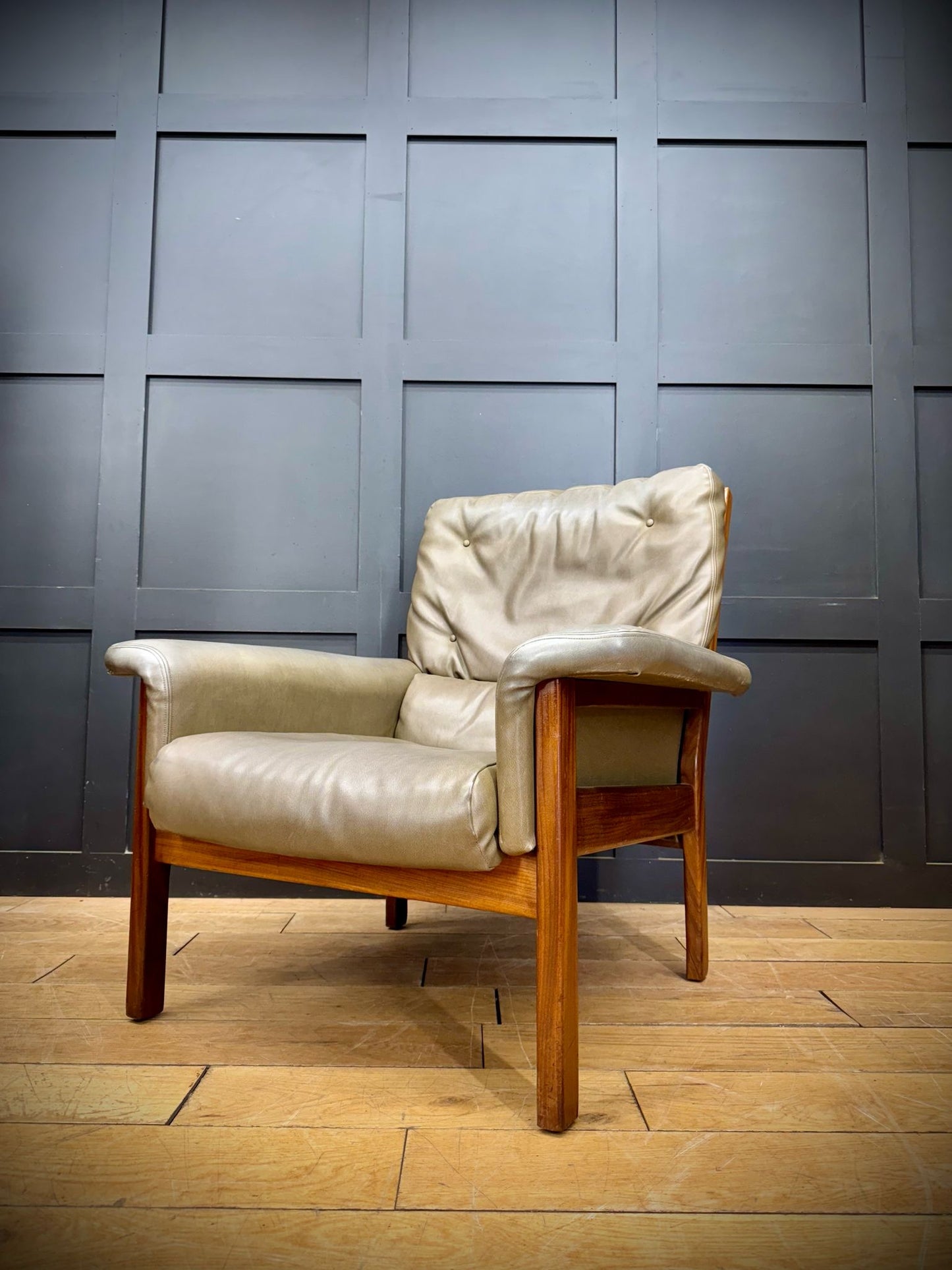 Mid Century Leather Armchair  / Vintage Olive Green Lounge Chair / Seating