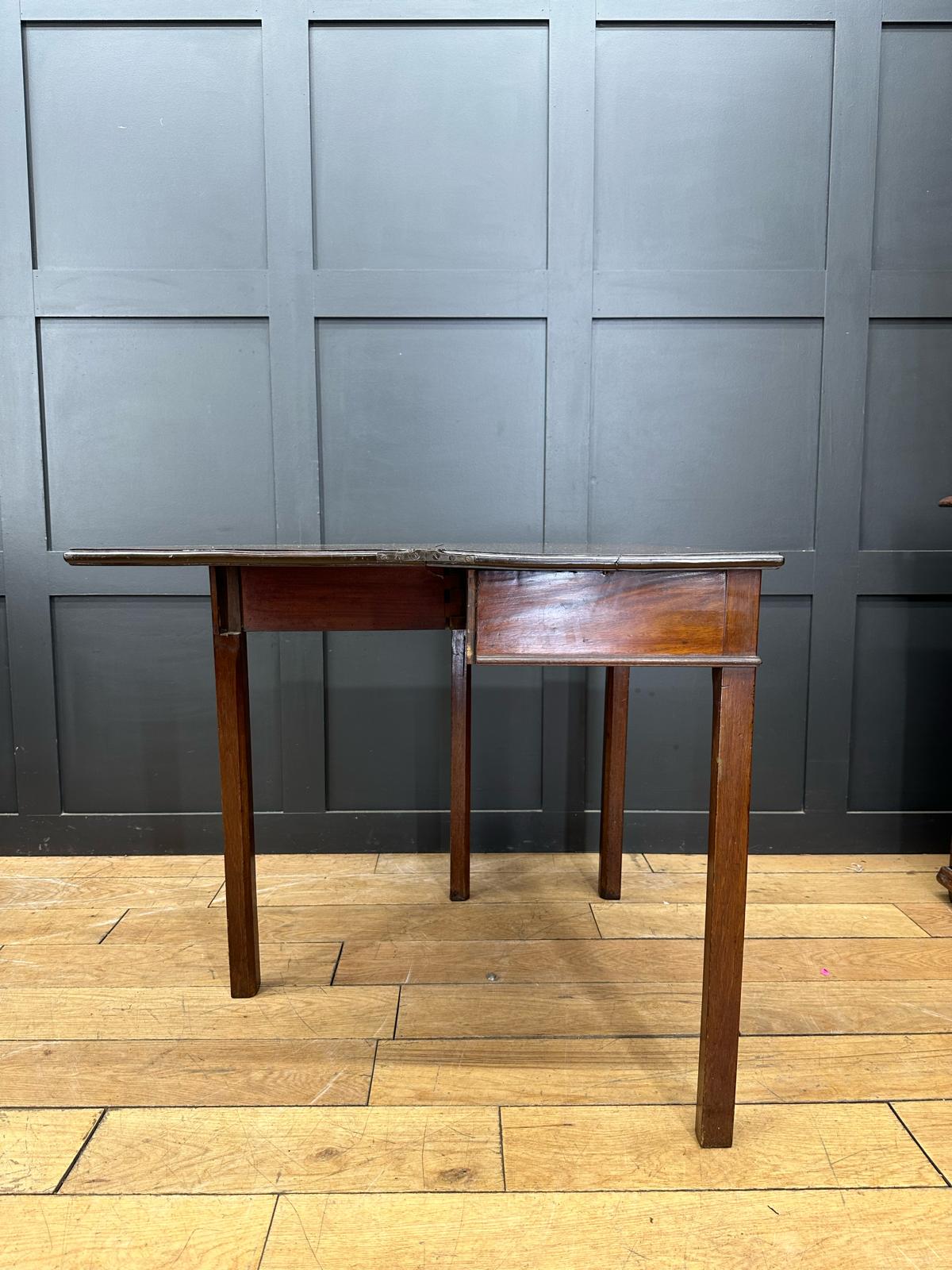 Antique Extending Mahogany Table Games Tea Table / Occasional Side Table