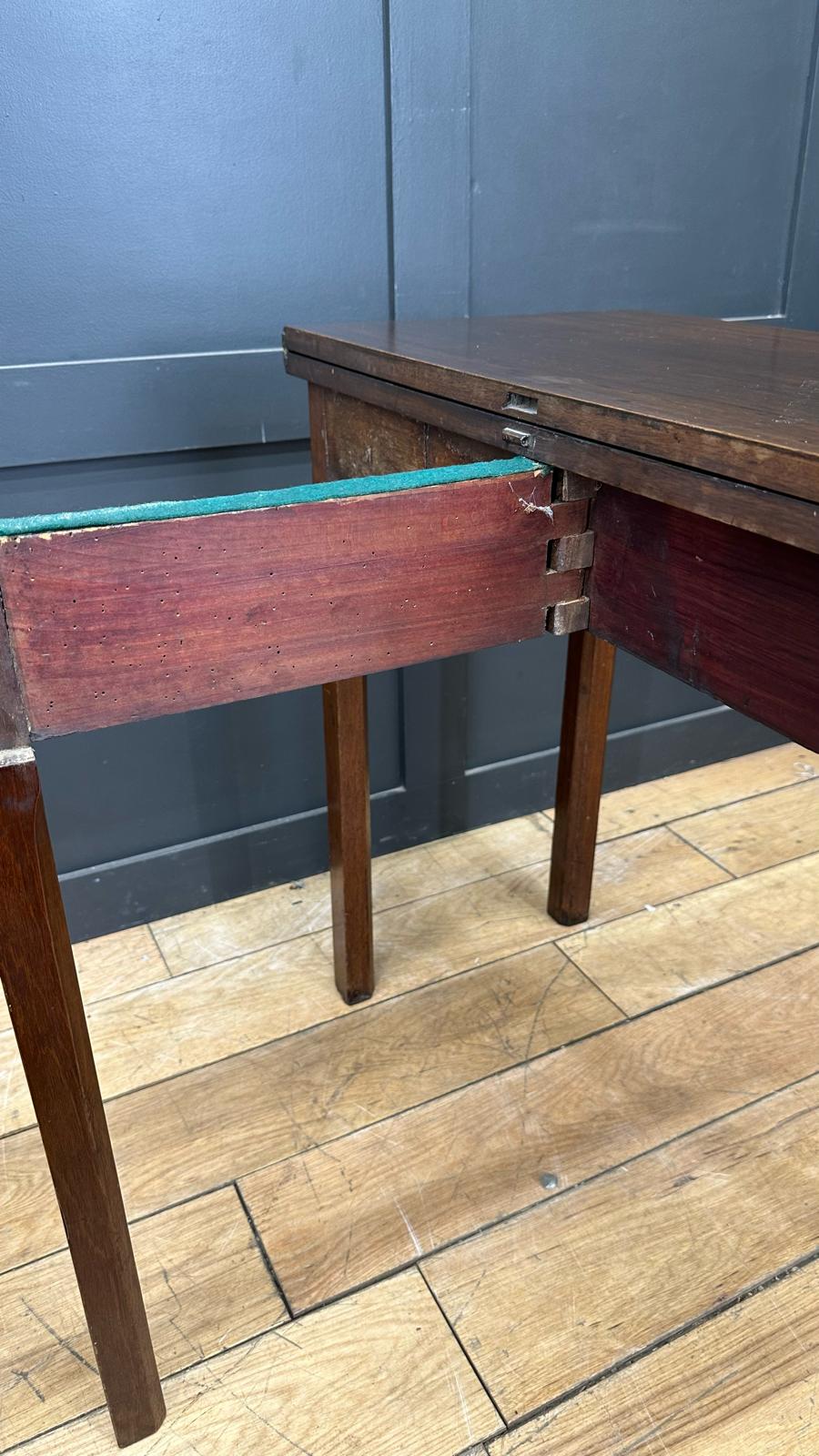 Antique Extending Mahogany Table Games Tea Table / Occasional Side Table