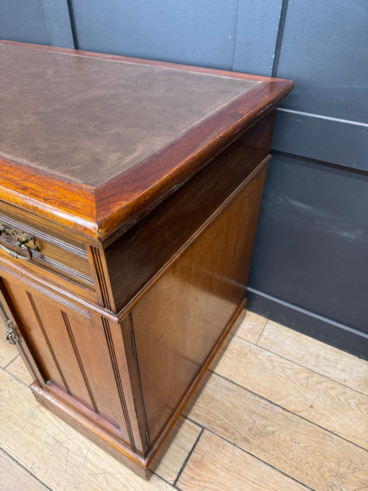 Edwardian Walnut Pedestal Desk with Leather Writing Top / Office Study Furniture